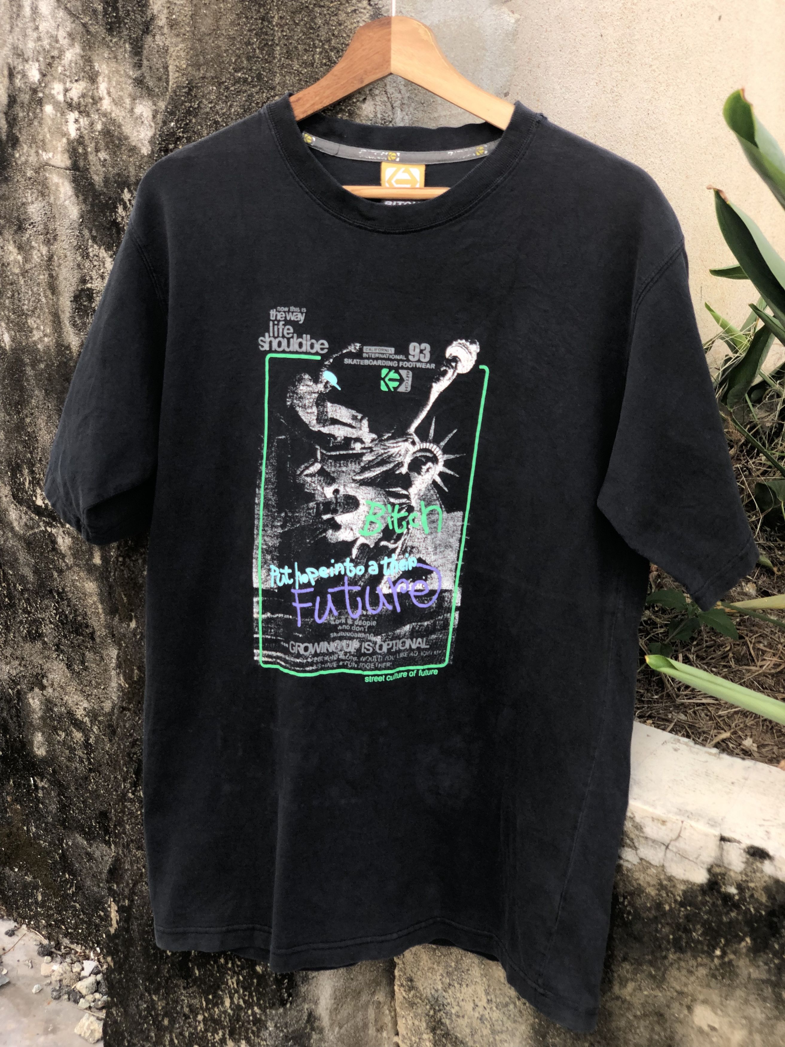 Blind Skateboards Vintage Bitch Skateboards Future Art Tshirt Size US M / EU 48-50 / 2 - 1 Thumbnail