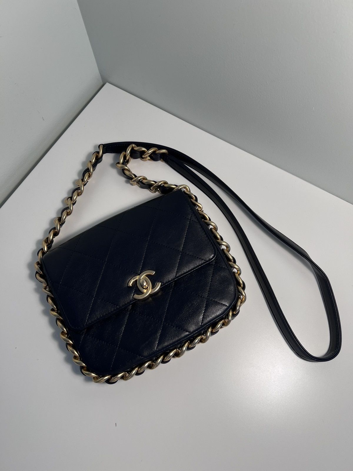 Chanel Chanel Chain Crossbody Bag Dark Navy Size ONE SIZE - 1 Thumbnail