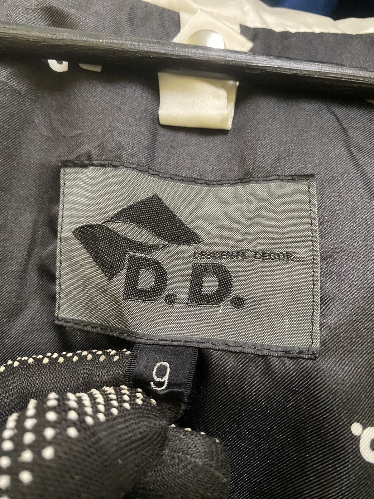 Descente Vintage Descente Decor D.D. Logo Tape Windbreaker White Size US L / EU 52-54 / 3 - 10 Thumbnail