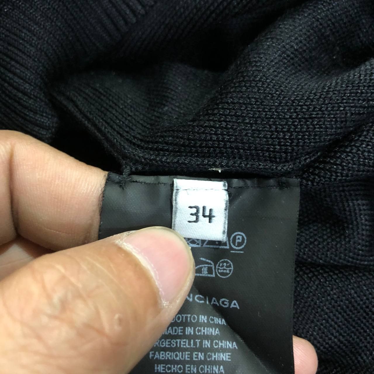 Balenciaga Balenciaga Low Vneck cardigan Size US S / EU 44-46 / 1 - 5 Thumbnail