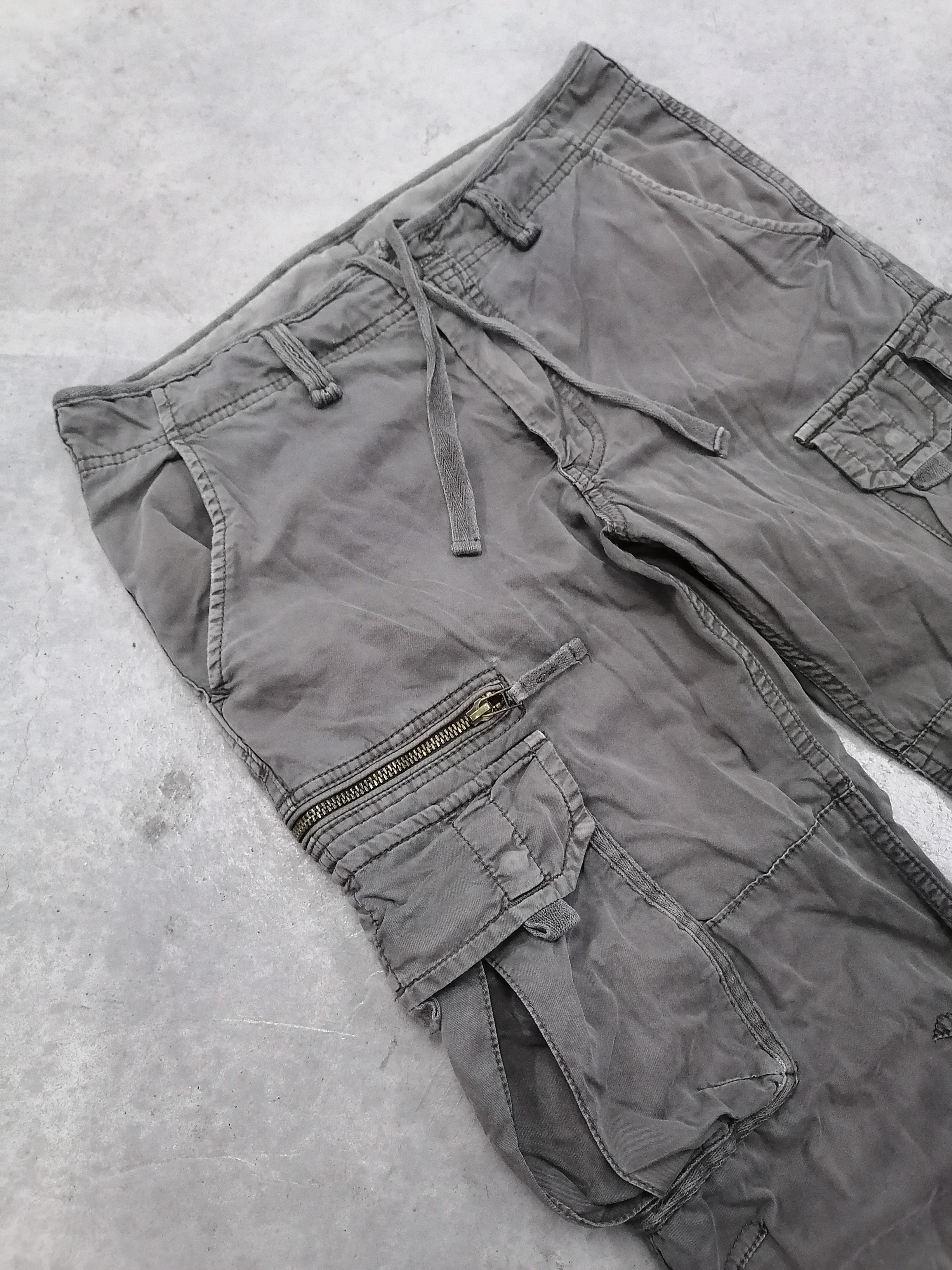 Japanese Brand Trashed Faded Uniqlo Utility Pocket Distressed Cargo Pants Size US 31 - 5 Thumbnail
