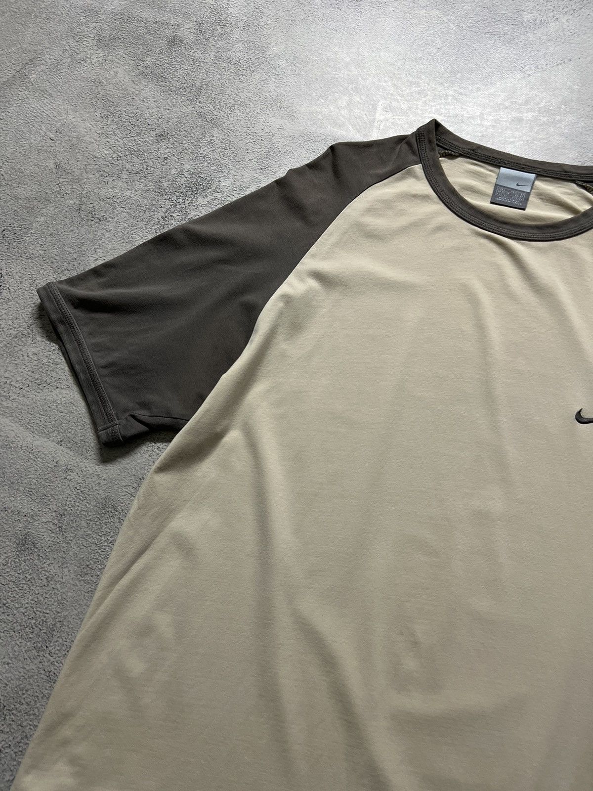 Vintage Vintage Y2k Nike 💛 Faded Mini Swoosh T-Shirt 00’s Size US L / EU 52-54 / 3 - 8 Thumbnail