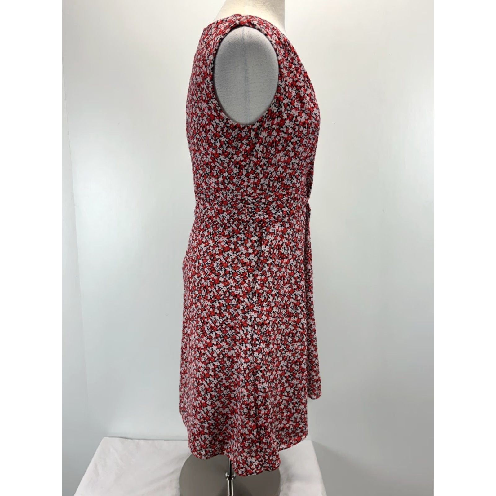 Ralph Lauren Lauren Ralph Lauren Dress Women 8 Sleeveless Red Floral Crepe Ditsy Knee V-Neck A-Line Party Casual Size M / US 6-8 / IT 42-44 - 4 Thumbnail
