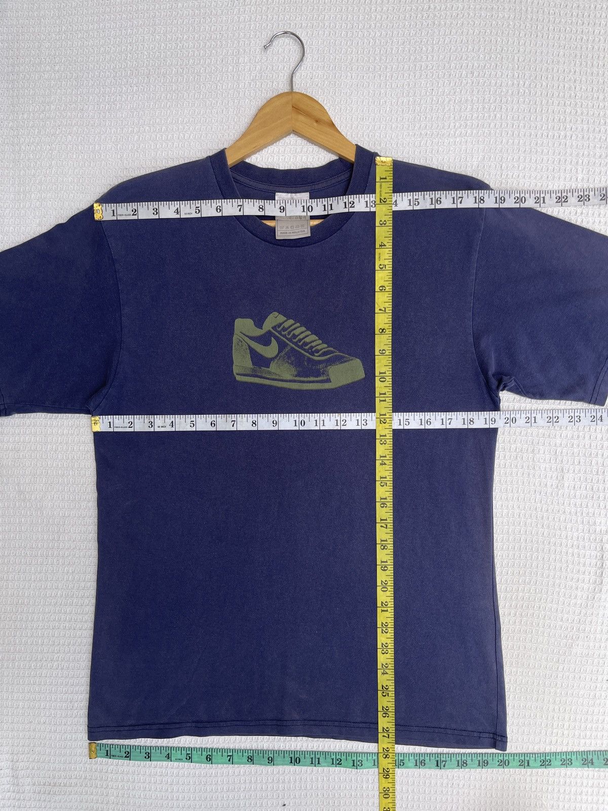 Vintage Last Drop🔥Rare🔥Vintage Nike Swoosh Shoes Logo T-Shirt Size US M / EU 48-50 / 2 - 11 Thumbnail