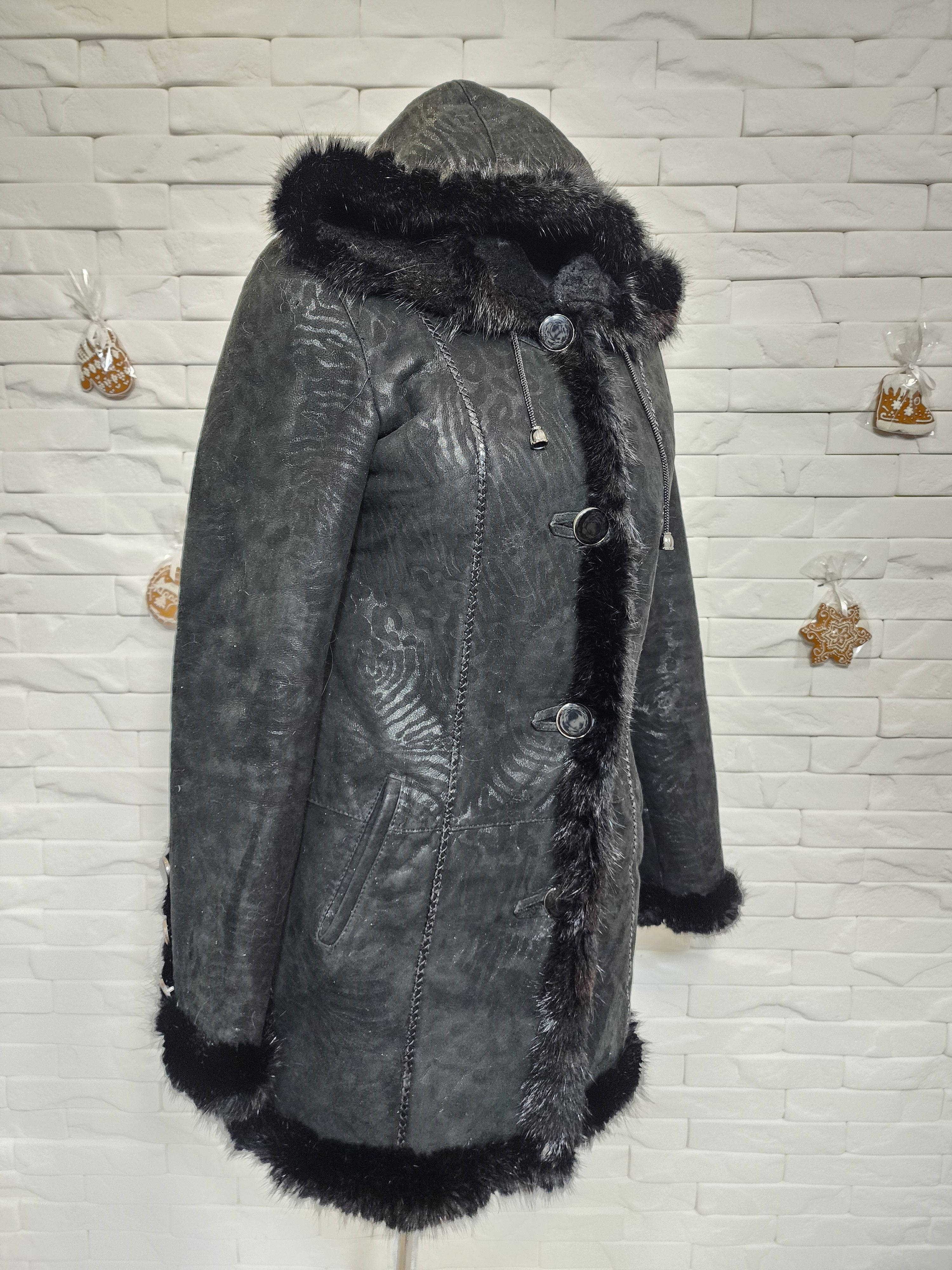 Uniqlo Black Sheepskin Coat: Women's Hooded Fur Coat , Button Front Size M / US 6-8 / IT 42-44 - 3 Thumbnail