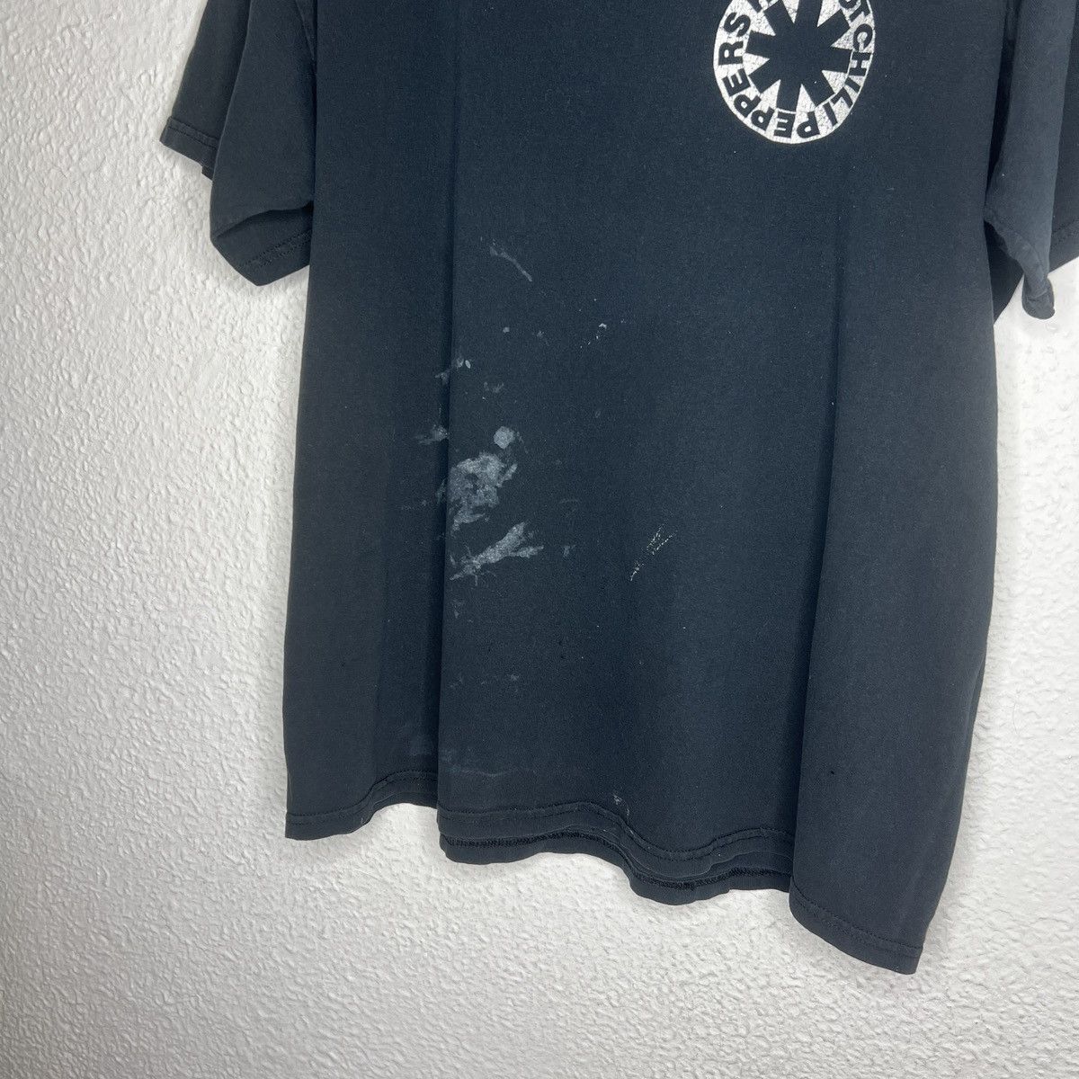 Band Tees Vintage Red Hot Chilli Peppers 2011 RHCP Distressed Tshirt Size US XL / EU 56 / 4 - 5 Thumbnail