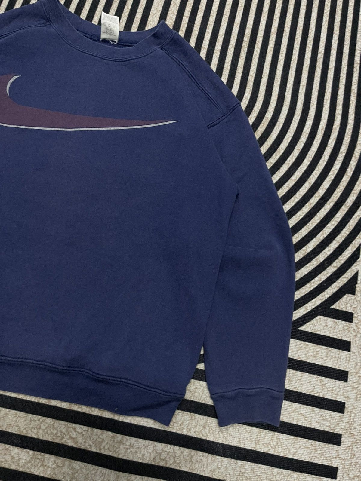 Nike 90s NIKE BIG SWOOSH SWEATSHIRT NICELY FADED Size US L / EU 52-54 / 3 - 5 Thumbnail