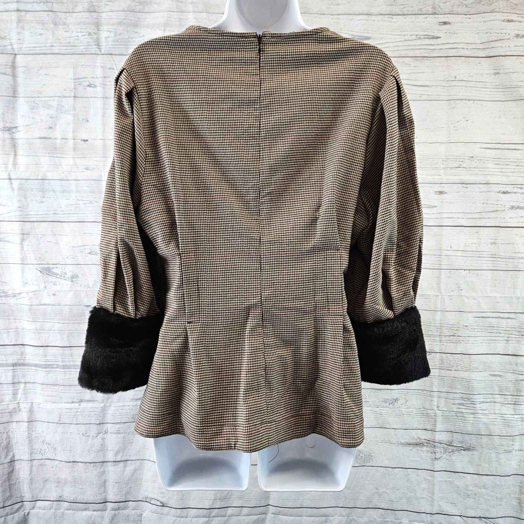 Zara Zara Womens Top Sz Small Tan Black Houdstooth Faux Fur Cuff 3/4 Sleeve Blouse Womens Small Black 3/4 Sleeve Turndown Neck? Size S / US 4 / IT 40 - 4 Thumbnail
