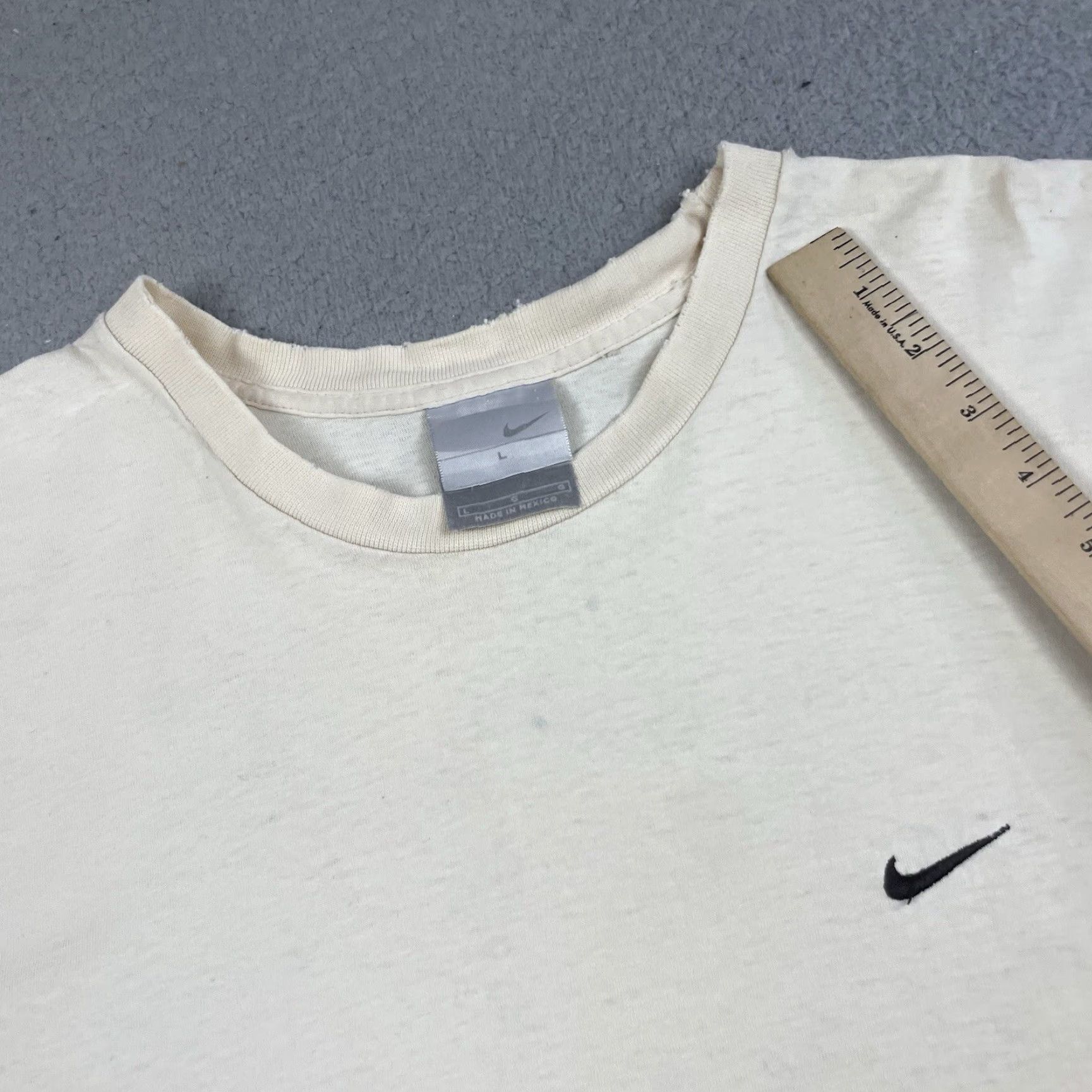 Nike VINTAGE Nike Shirt Mens T-Shirt Adult Large White Embroidered Swoosh Basic Tee 90s Sports Logo Decade Y2K/2000s Size US L / EU 52-54 / 3 - 7 Thumbnail