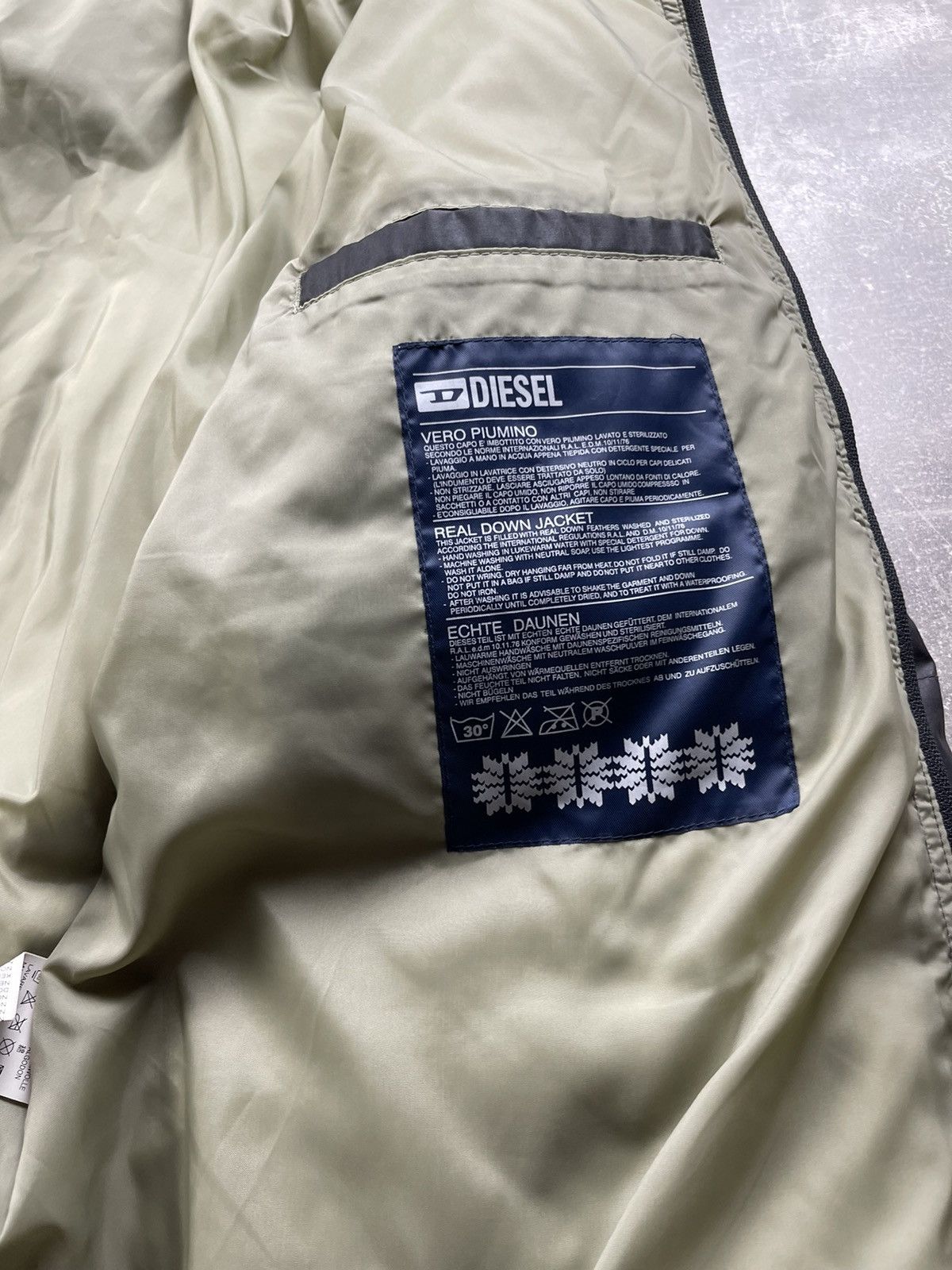 Diesel Archives Rare Diesel Y2K Gray Real Down Puffer Jacket Size US L / EU 52-54 / 3 - 18 Thumbnail