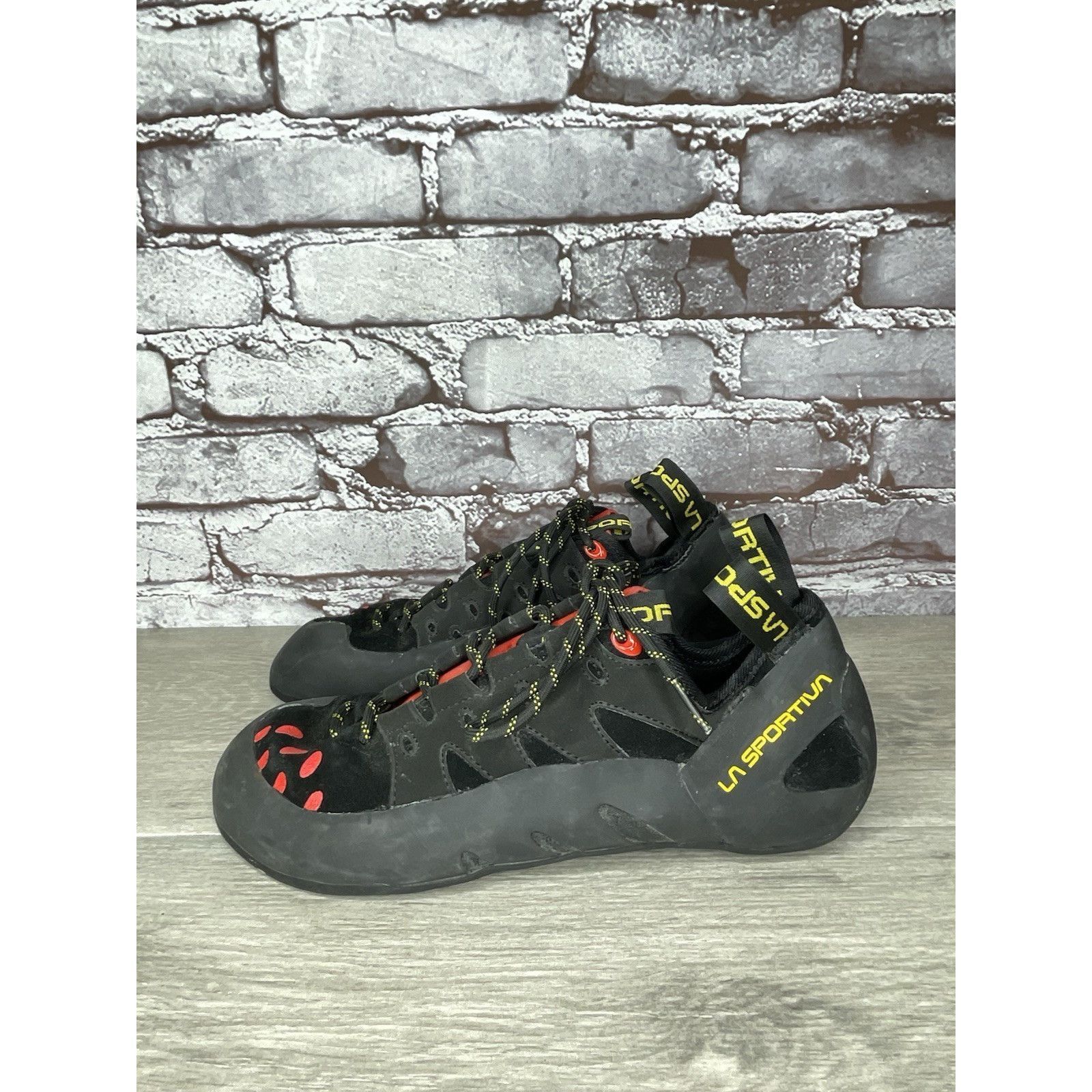 La Sportiva La Sportiva Tarantulace Black Leather Red Rock Climbing Shoe Size US 10.5 / EU 43-44 - 9 Thumbnail