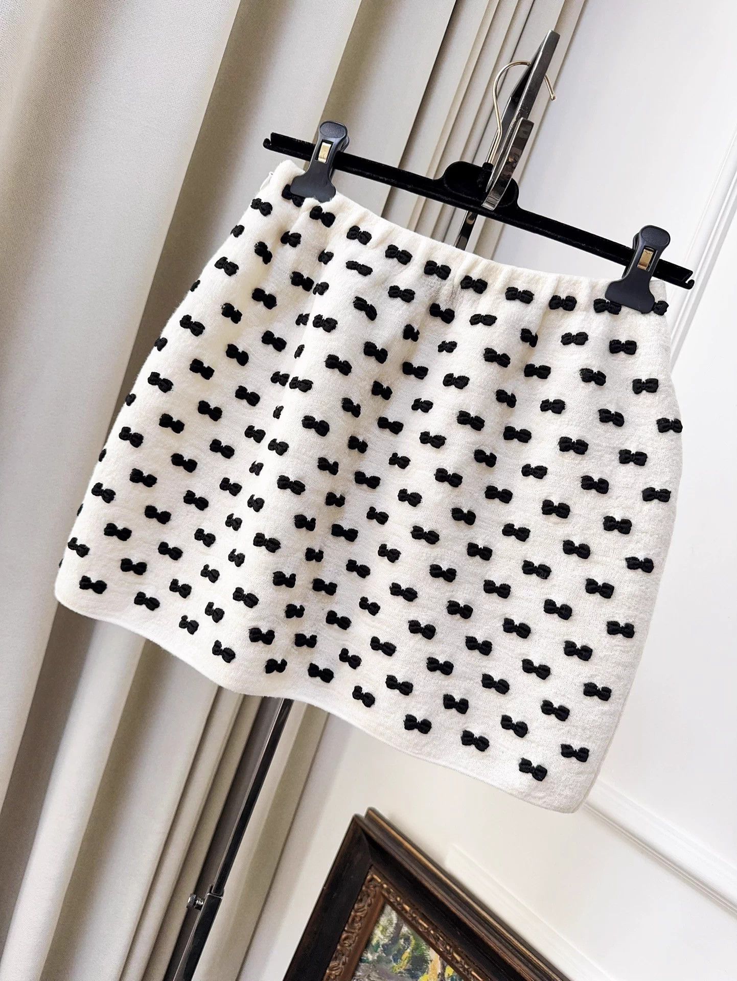 Chanel Chanel 25k white black bow mini skirt 38 Size 27" / US 4 / IT 40 - 2 Thumbnail