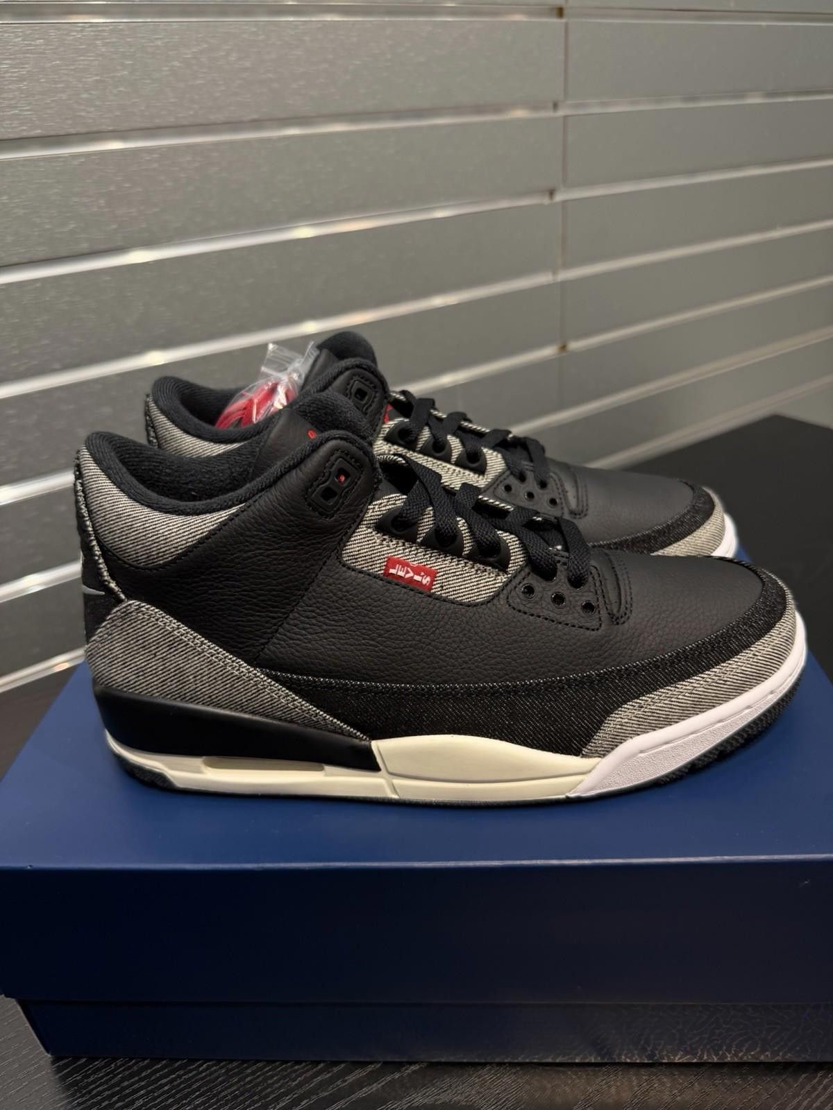 Jordan Brand Nike Air Jordan 3 Retro Levi’s Black IR0914-400 Men’s (9) Size US 9 / EU 42 - 4 Thumbnail