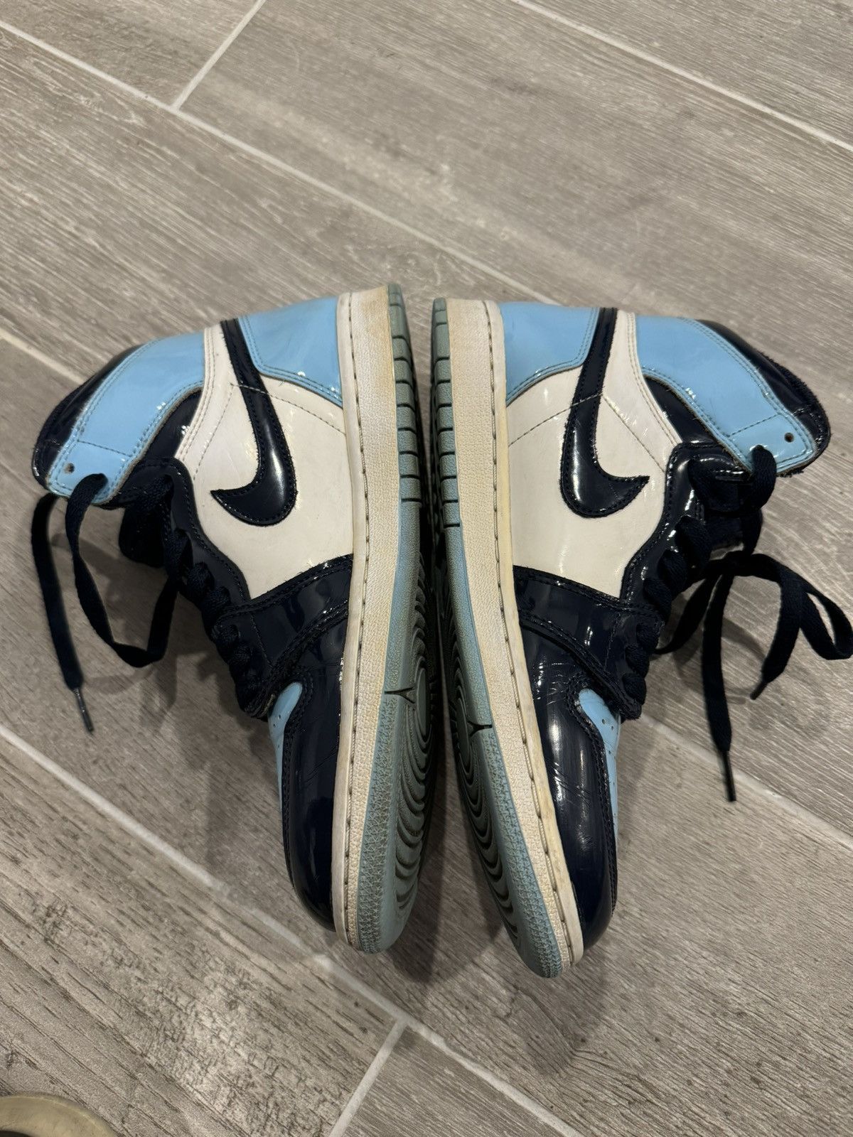 Nike Jordan 1 Retro High UNC Patent (Women's) Size US 7 / IT 37 - 5 Thumbnail