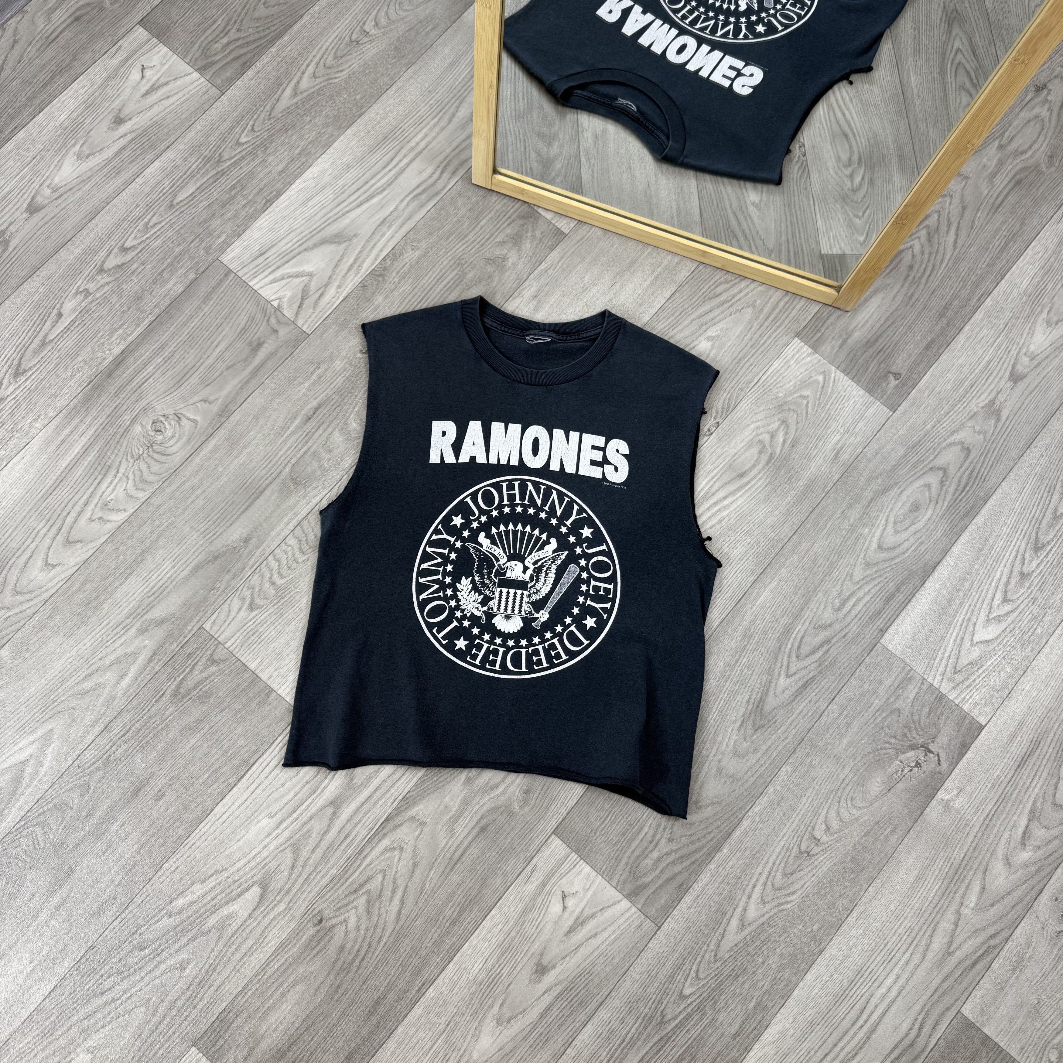 Vintage Vintage Ramones 2006 Rock Band Graphic Black Crop Tank Top Size S / US 4 / IT 40 - 1 Thumbnail