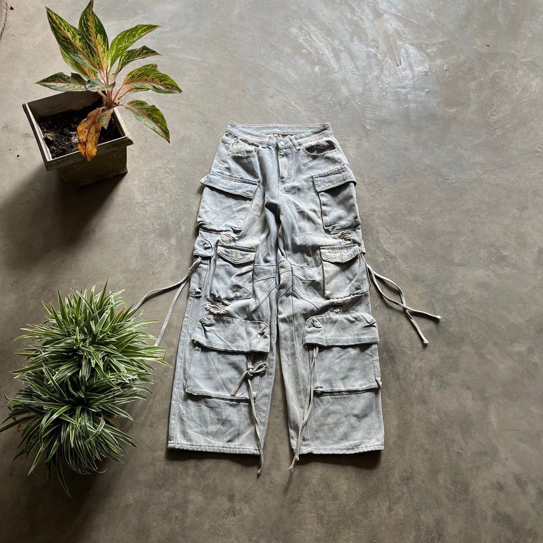 Beauty Beast Y2k multi pocket cargo Size US 32 / EU 48 - 1 Thumbnail
