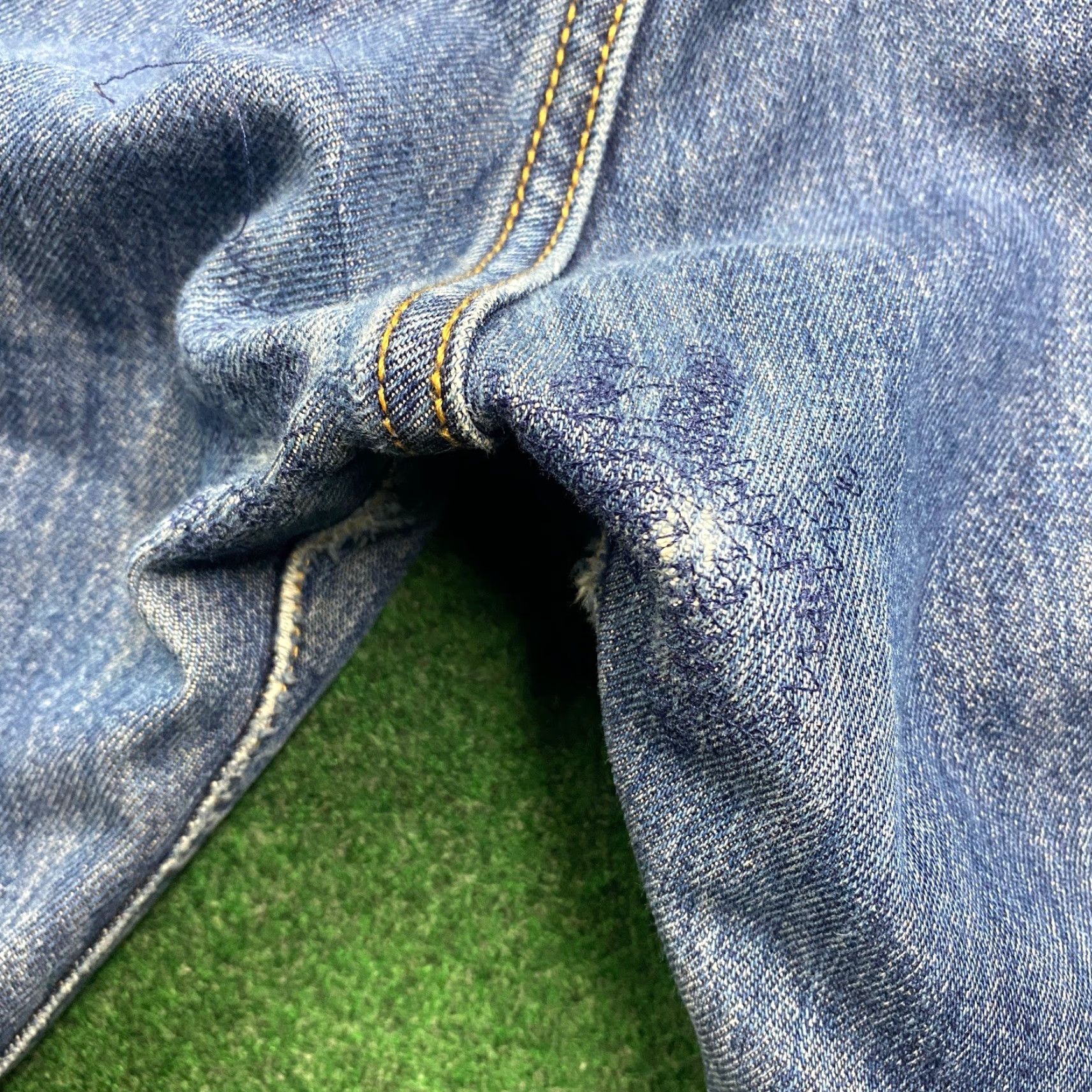Levi's VINTAGE Levi's 501 Jeans Mens 34 Blue 90S Denim Medium Wash Button Fly Classic Straight 5-Pocket USA Cowboy Western logo blue Mens Regular 34x29 Size US 34 / EU 50 - 7 Thumbnail