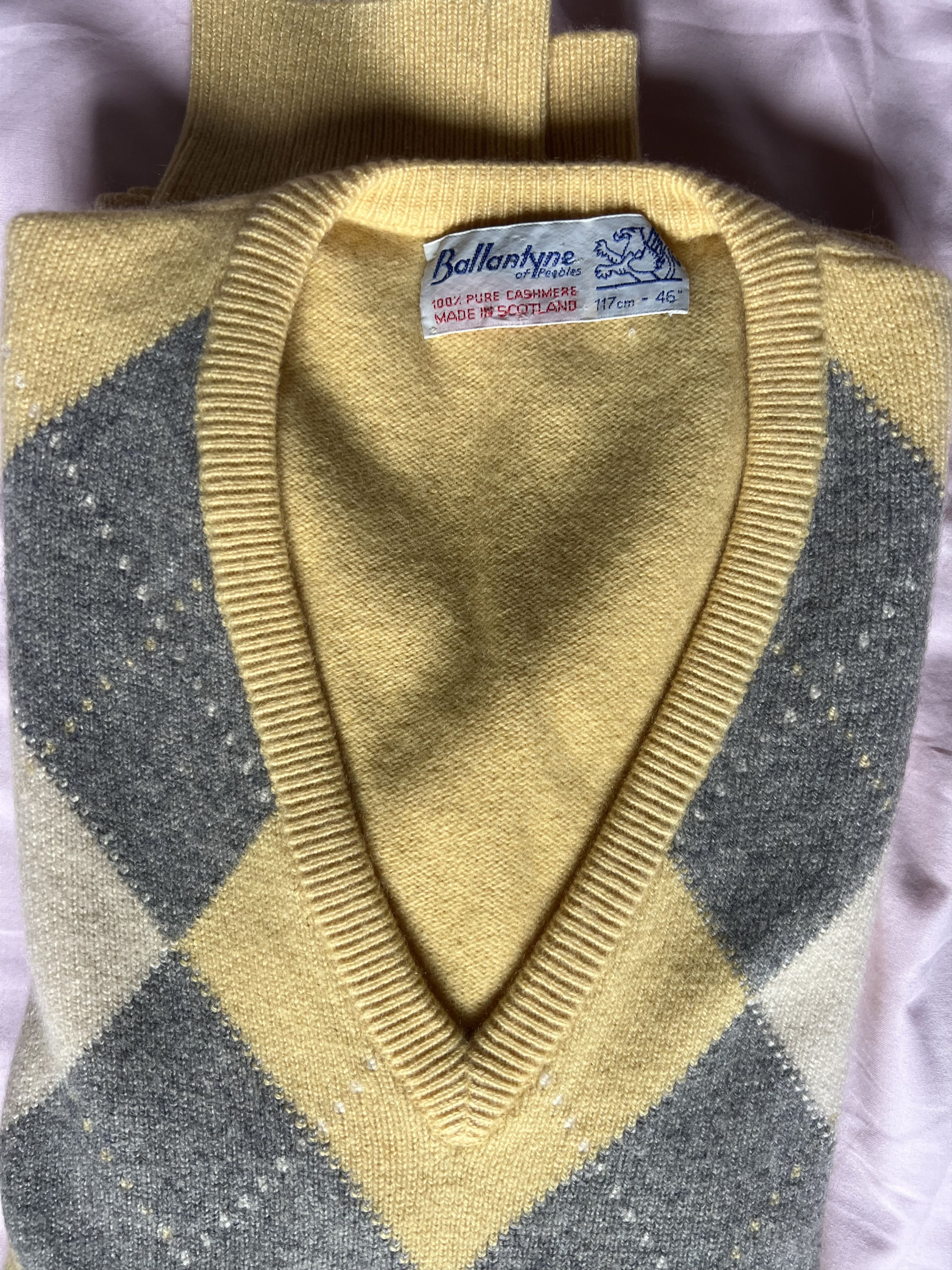 100% cashmere Ballantyne v-neck sweater