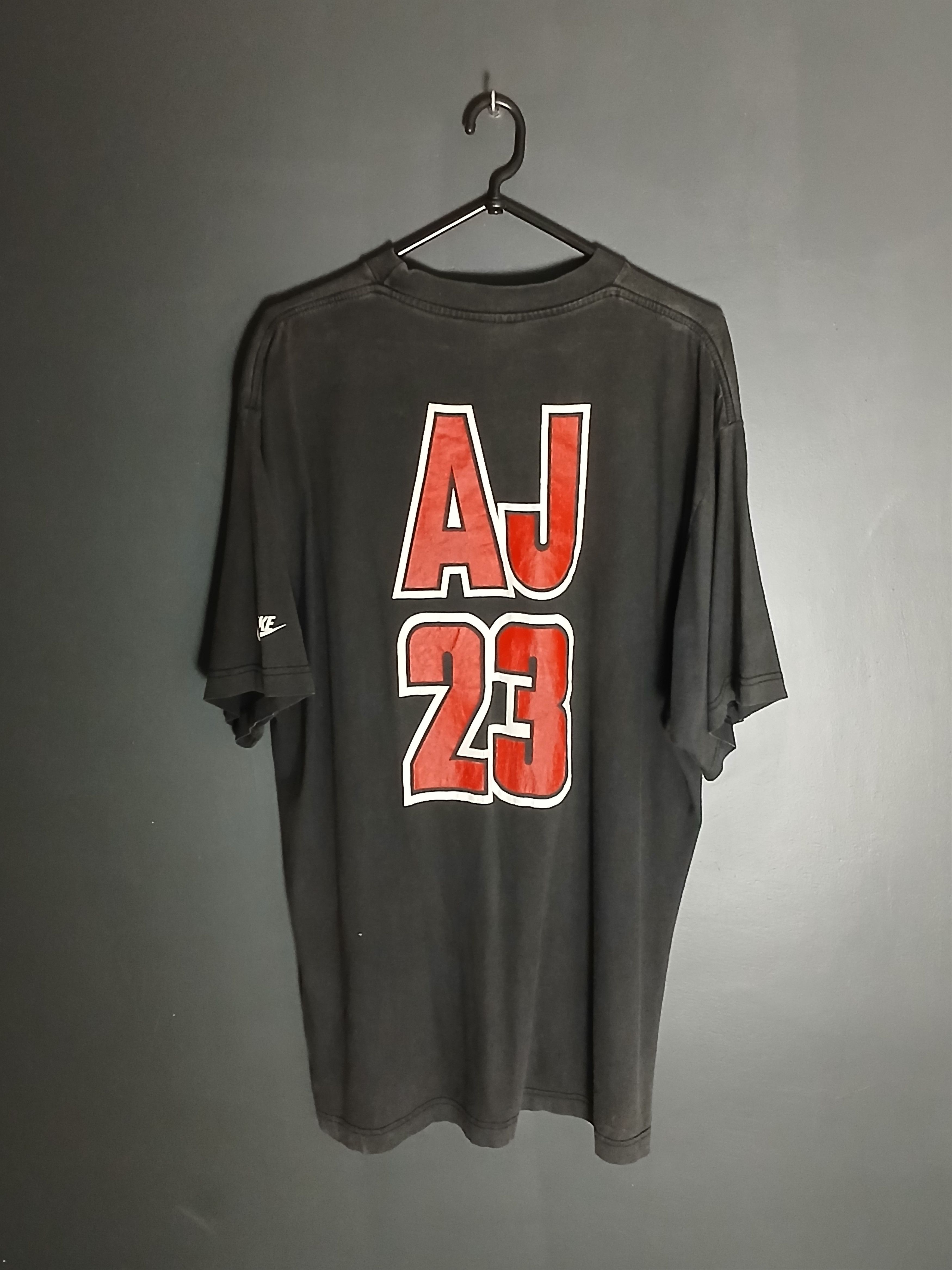 Jordan Brand Vintage Nike Air Jordan T-Shirt Size US XL / EU 56 / 4 - 1 Thumbnail