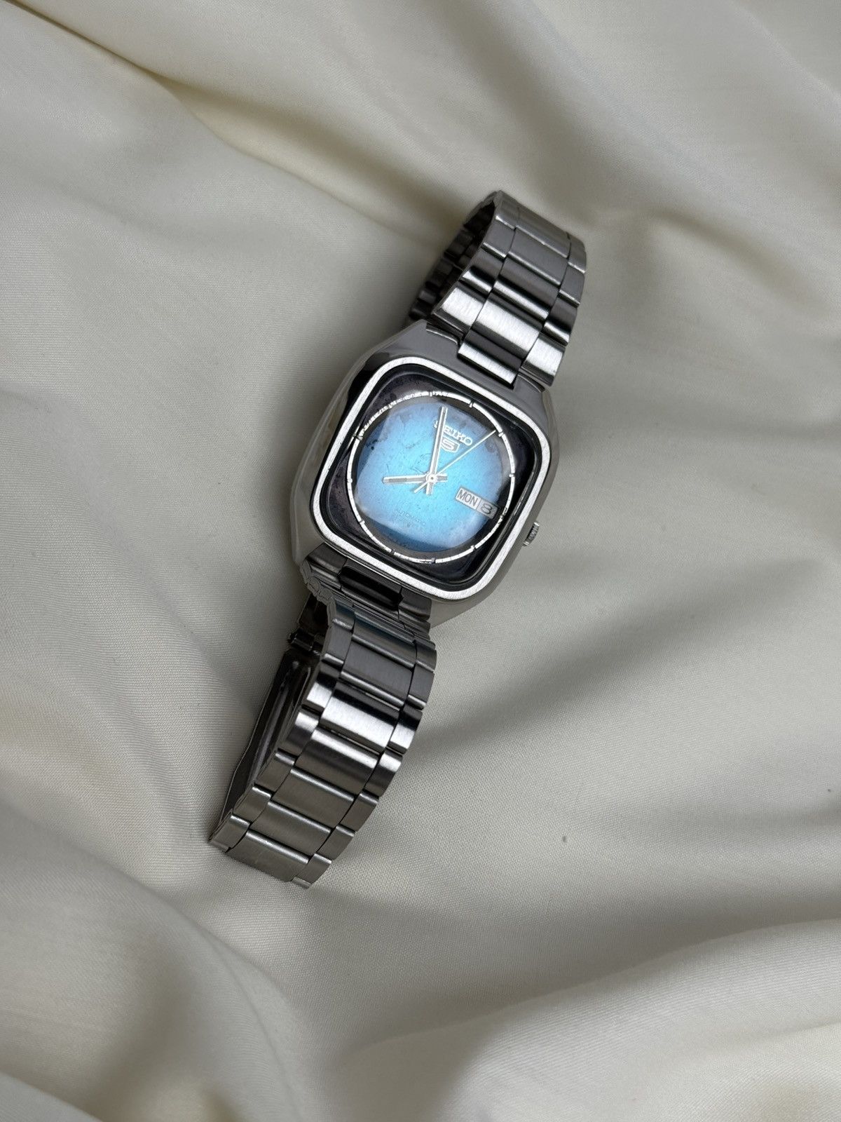 Seiko Seiko 5 Japan Vintage TV Case Blue Fade Dial 21J Automatic Size 36 - 13 Thumbnail
