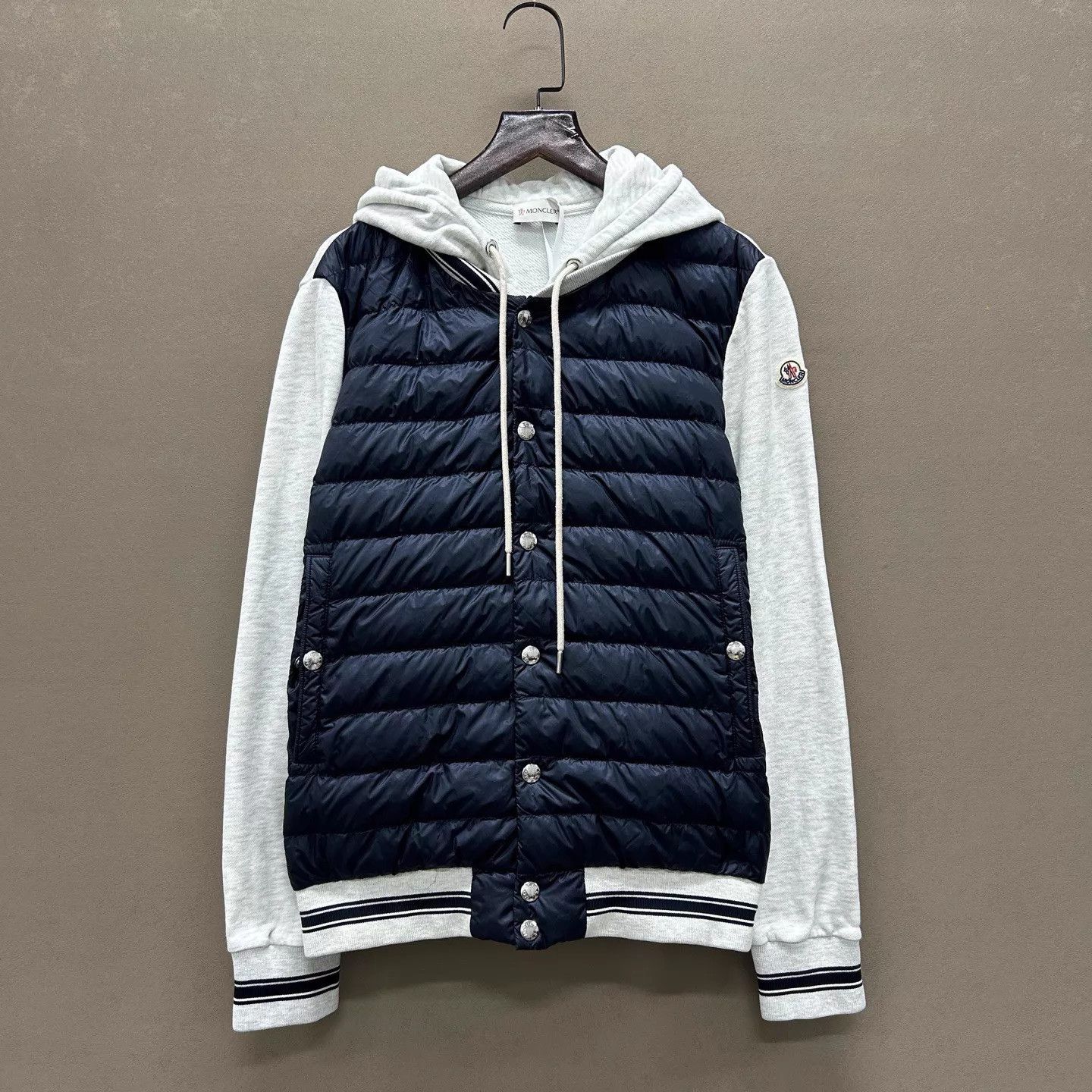 Moncler Moncler colorblocked logo hooded down jacket M Size M / US 6-8 / IT 42-44 - 1 Thumbnail