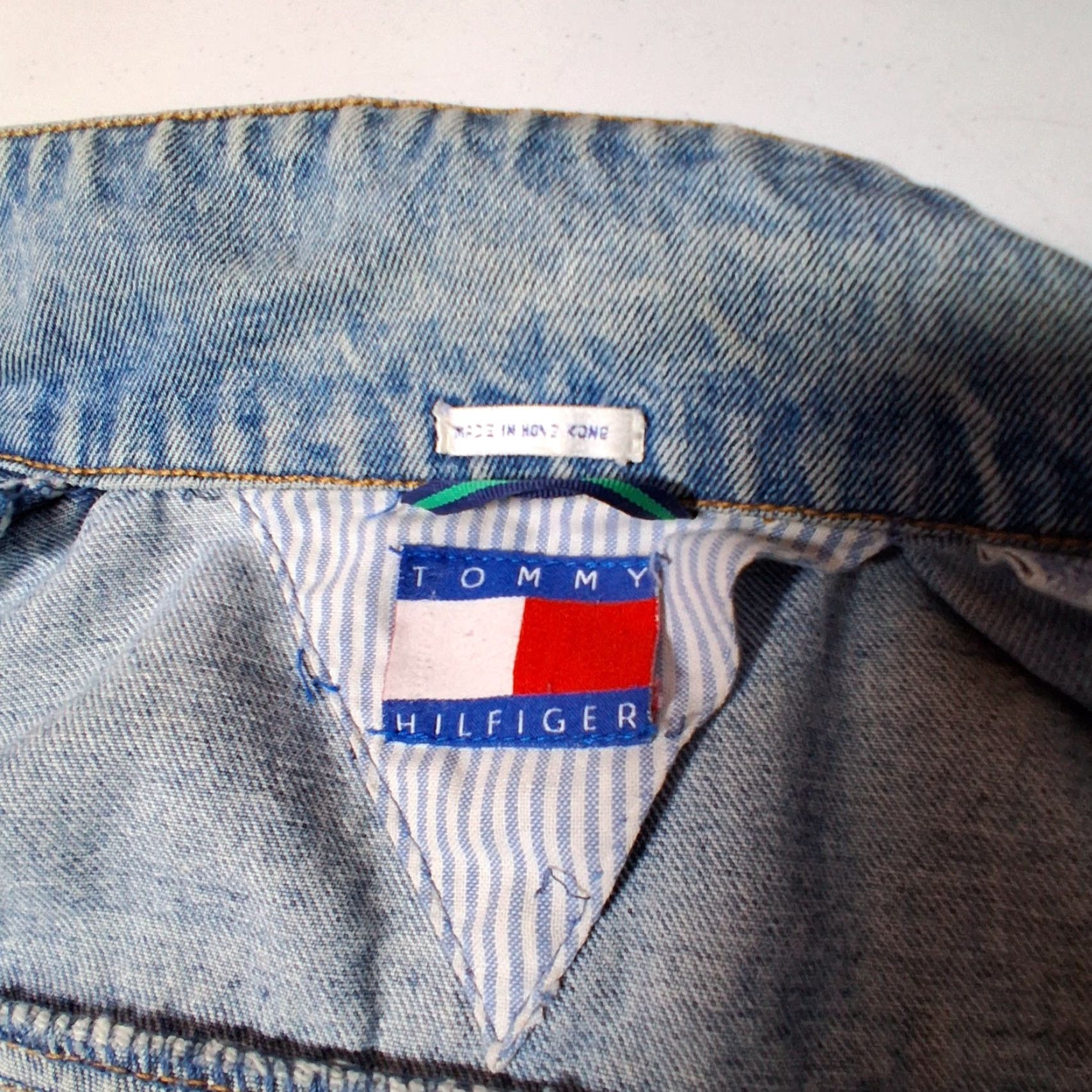 VINTAGE Tommy Hilfiger Jean Jacket Men M Blue Denim Trucker 90s Crest Logo Pocket Short Coat Casual Mens