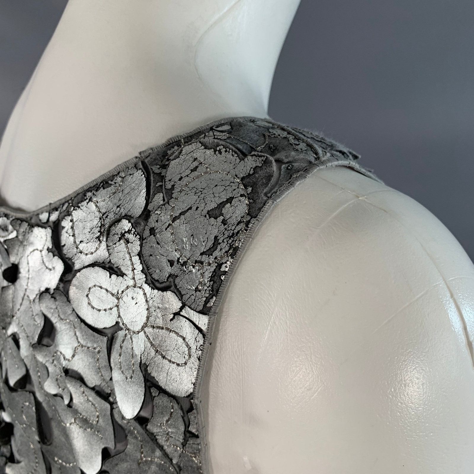 Marc Jacobs Silver Grey Leather Floral Cut Out Sleeveless Dress Top Size XS / US 0-2 / IT 36-38 - 8 Thumbnail