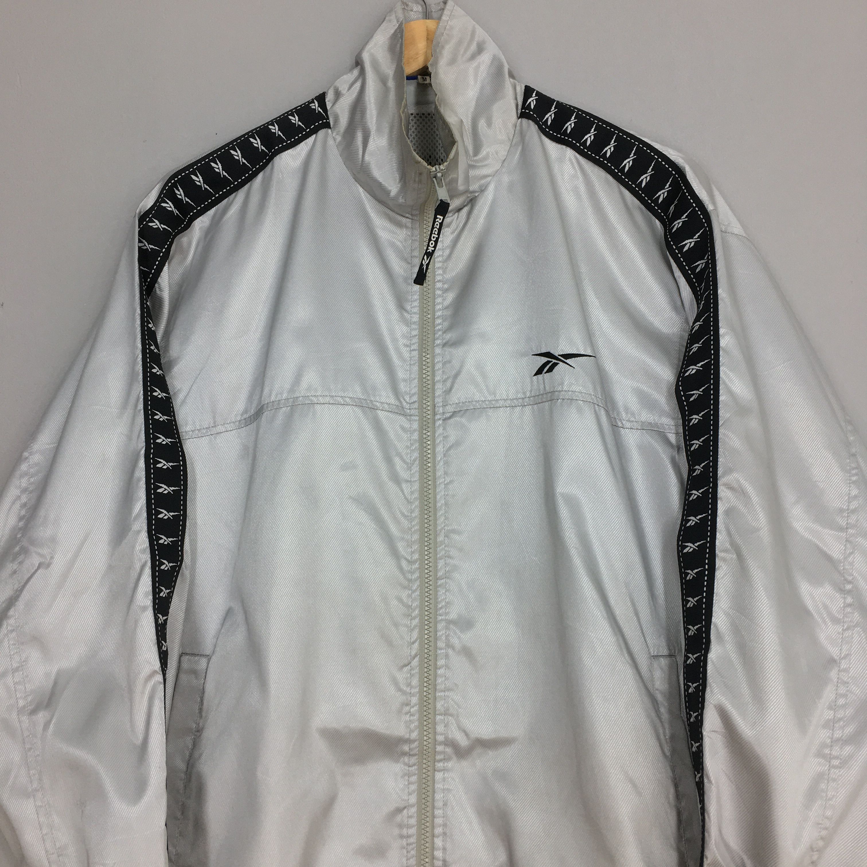 Reebok Vintage Reebok Sports Windbreaker Jacket Medium Size US M / EU 48-50 / 2 - 2 Thumbnail