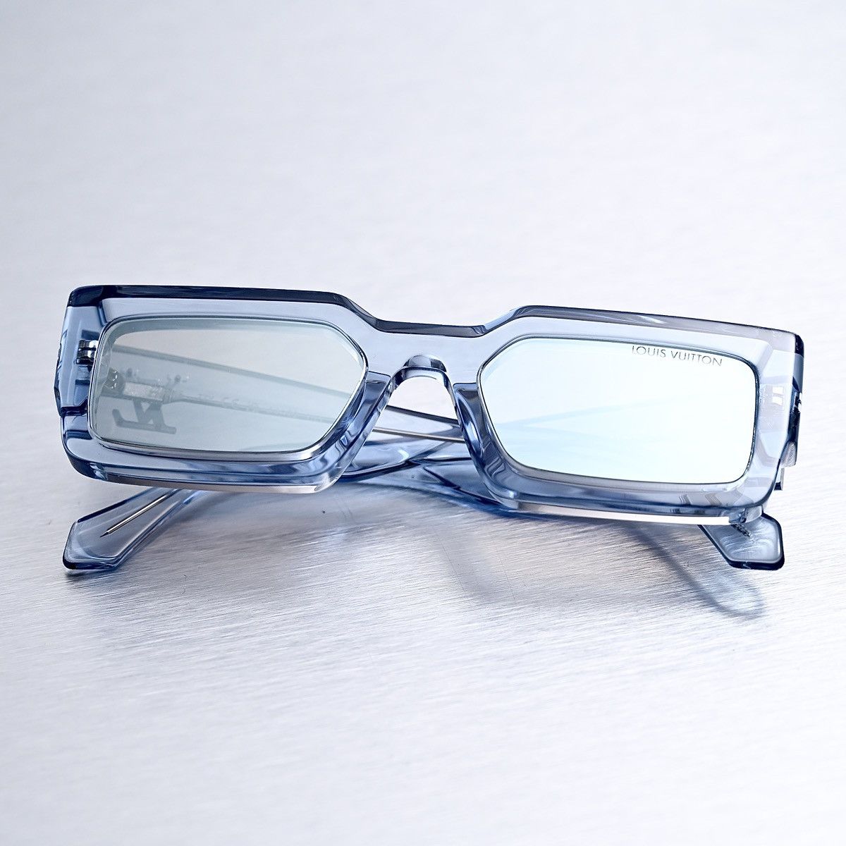 Louis Vuitton LOUIS VUITTON CRYSTAL BLUE SUNGLASSES Size ONE SIZE - 8 Thumbnail