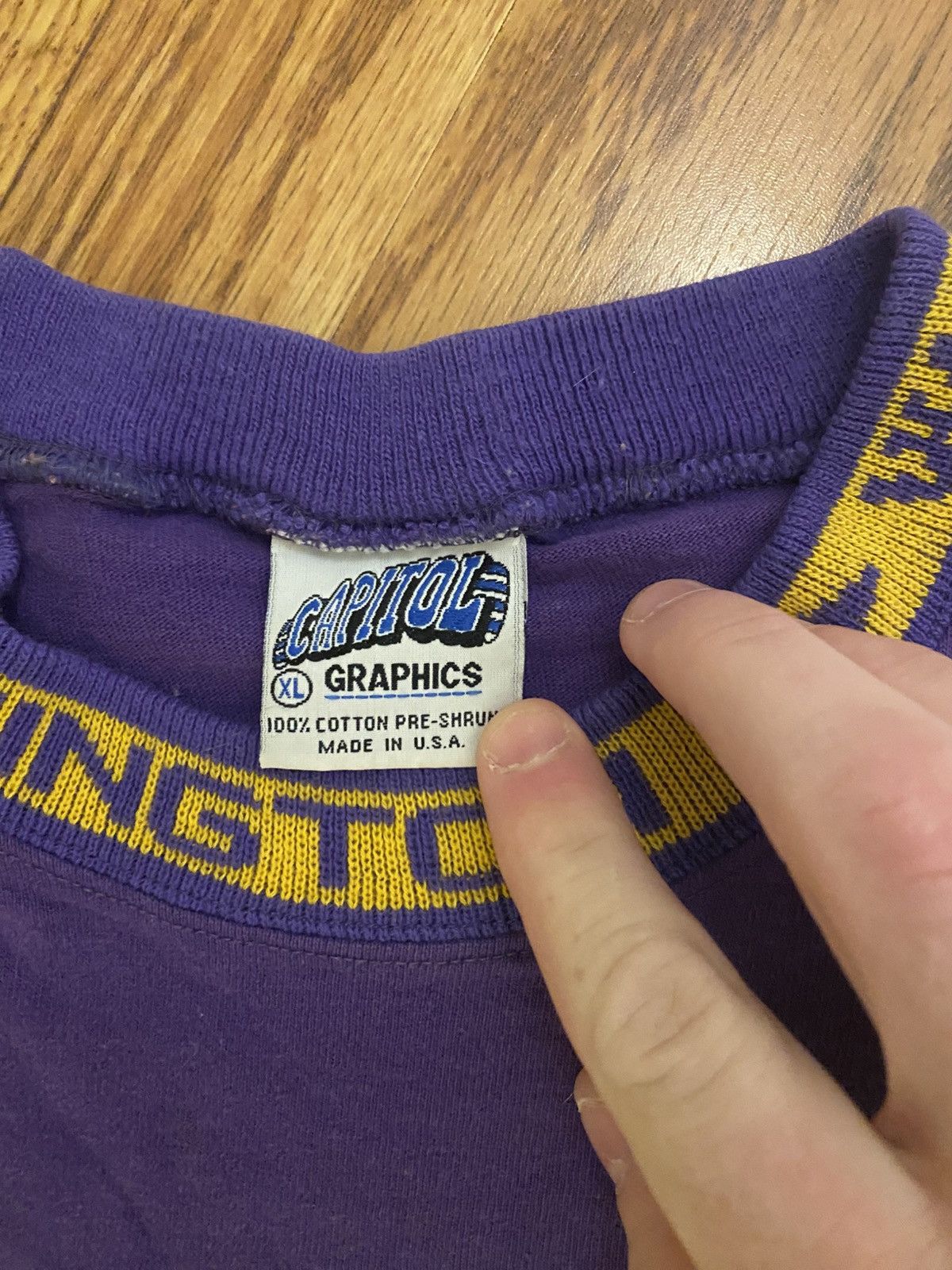 Vintage Vintage UW Washington Huskies T-Shirt Size US XL / EU 56 / 4 - 4 Thumbnail