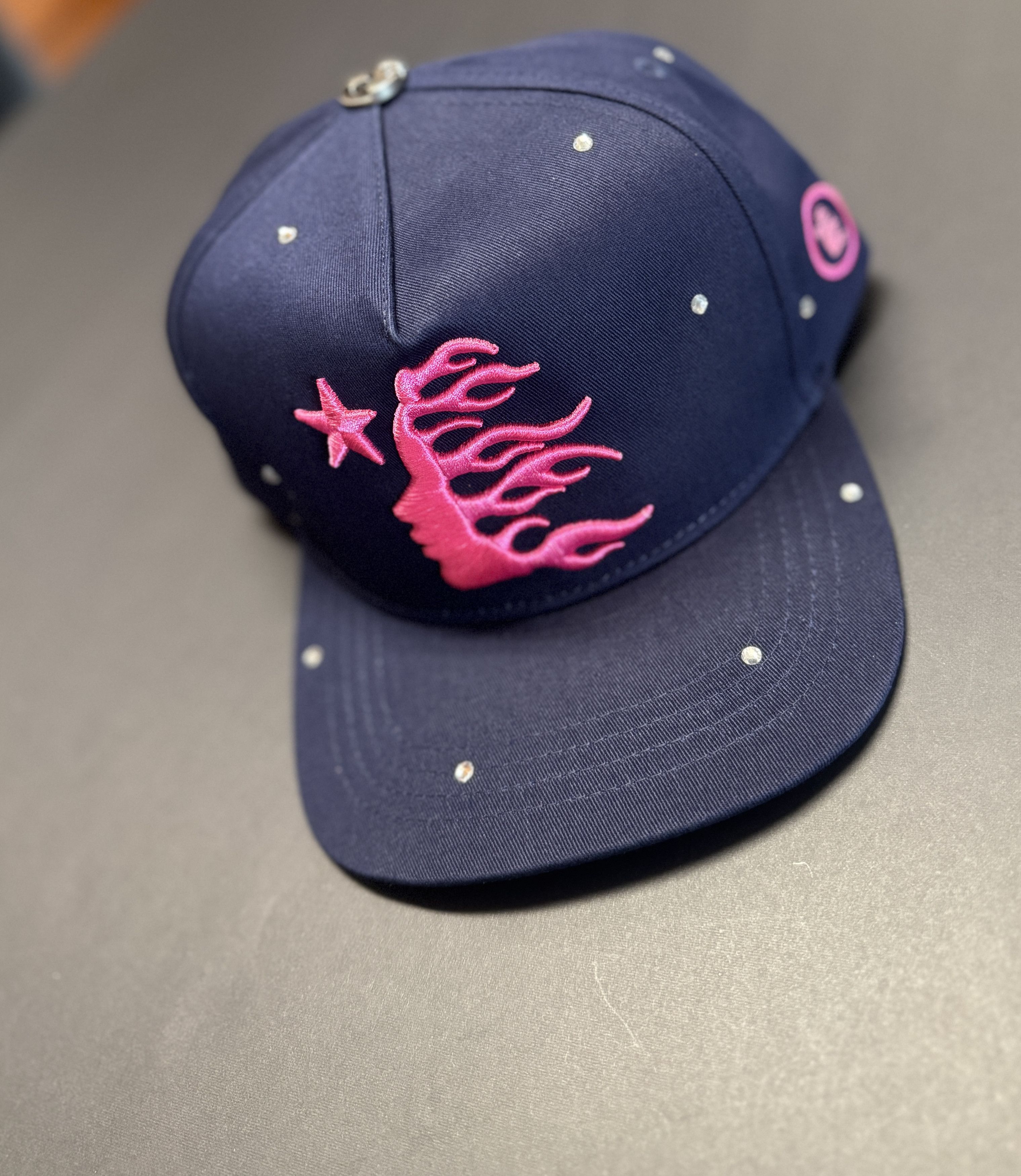 最終値下げ！　HELLSTAR NY RHINESTONE SNAPBACK 黒 Hellstar NY Rhinestone Snapback Hat Navy – Endless Supply