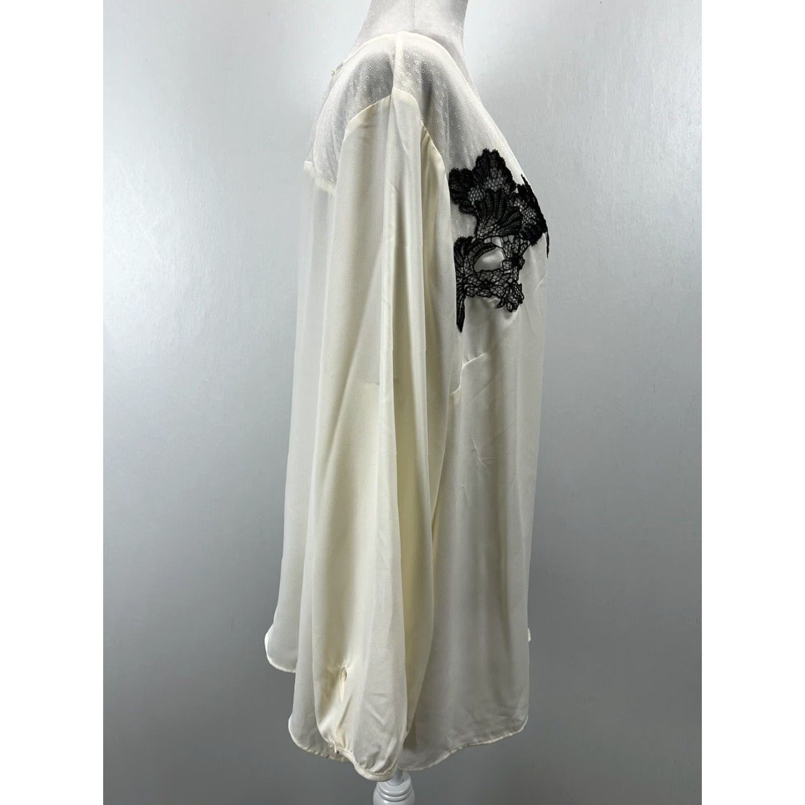 Talbots VINTAGE? Actually not vintage; Talbots Blouse 2X Plus Ivory Lace Trim Balloon Sleeve Pleated Women Shirt Size XXL / US 16-18 / IT 52-54 - 4 Thumbnail