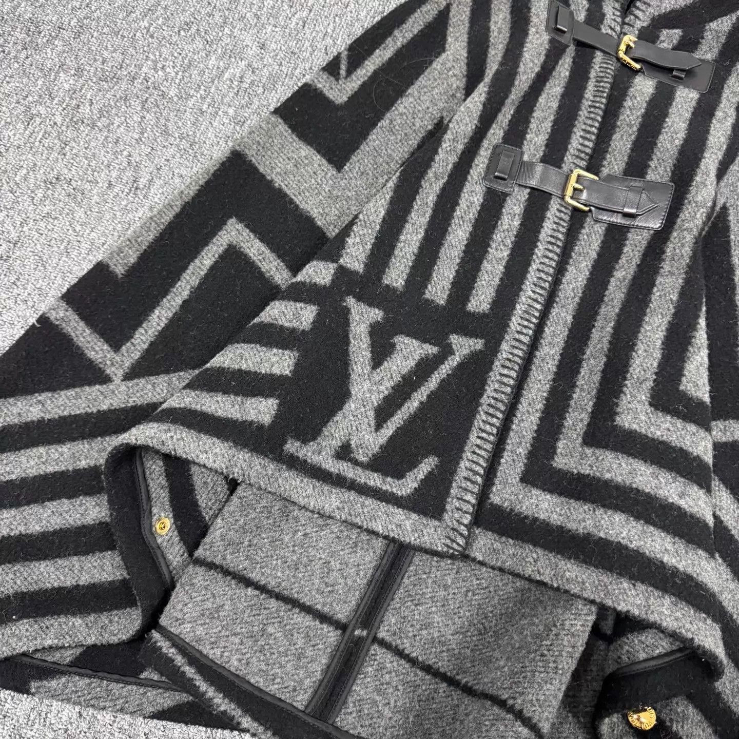Louis Vuitton Louis Vuitton Cashmere Geometric Big Logo Cape 36 99 New Size XS / US 0-2 / IT 36-38 - 5 Thumbnail