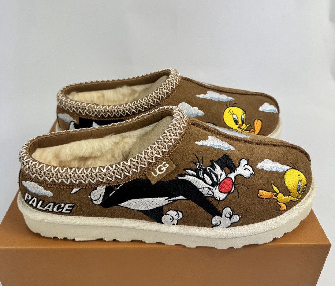 Palace × Ugg LOONEY TUNES UGGS Size US 10 / EU 43 - 1 Thumbnail