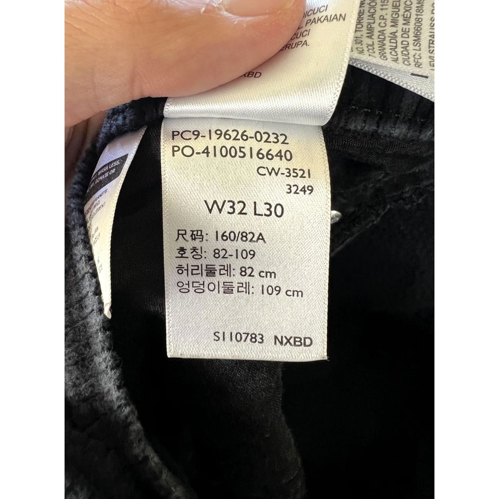 Levi's Levi's 311 Shaping Skinny Mid-Rise Jeans Womens 32x30 Black Corduroy Stretch Jeans Shaping Slim Leg 5-Pocket Corduroy Black Womens Size 24" / US 00 / IT 34 - 6 Thumbnail