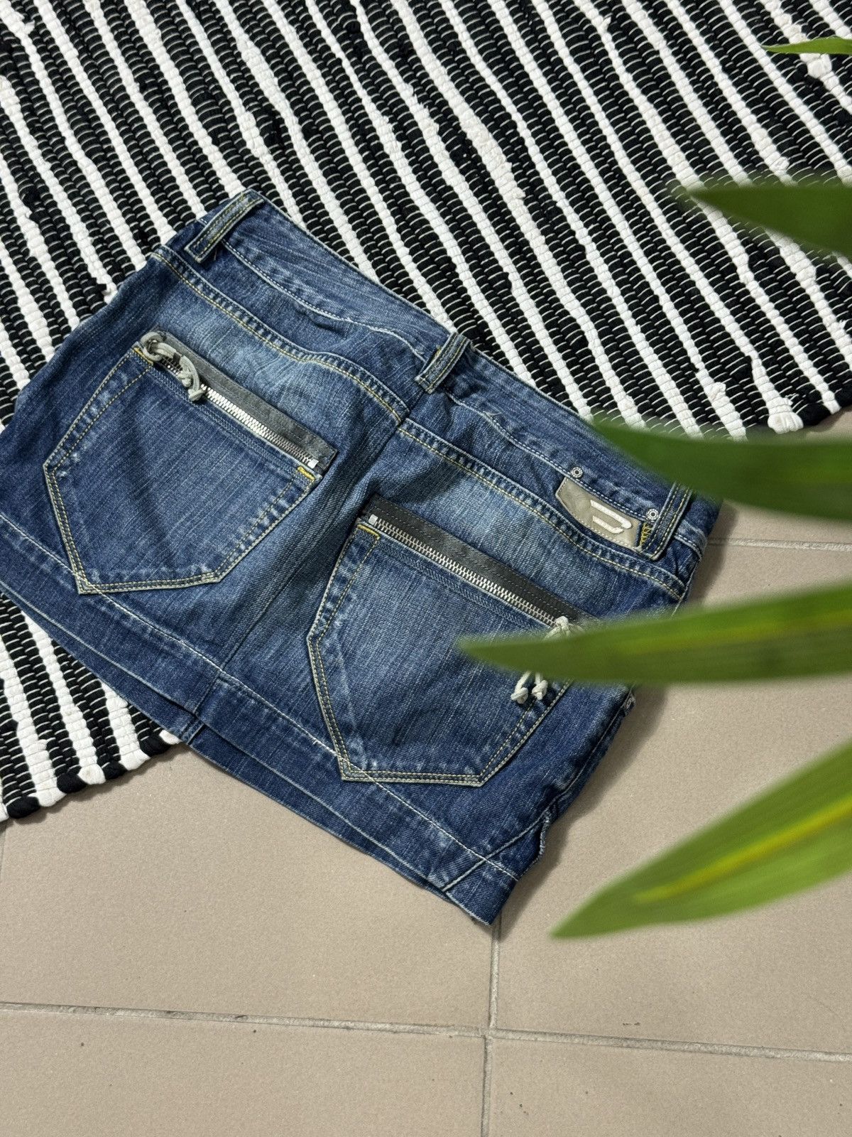 Diesel VINTAGE DIESEL 2000s DENIM MINI SKIRT Size 28" / US 6 / IT 42 - 2 Thumbnail