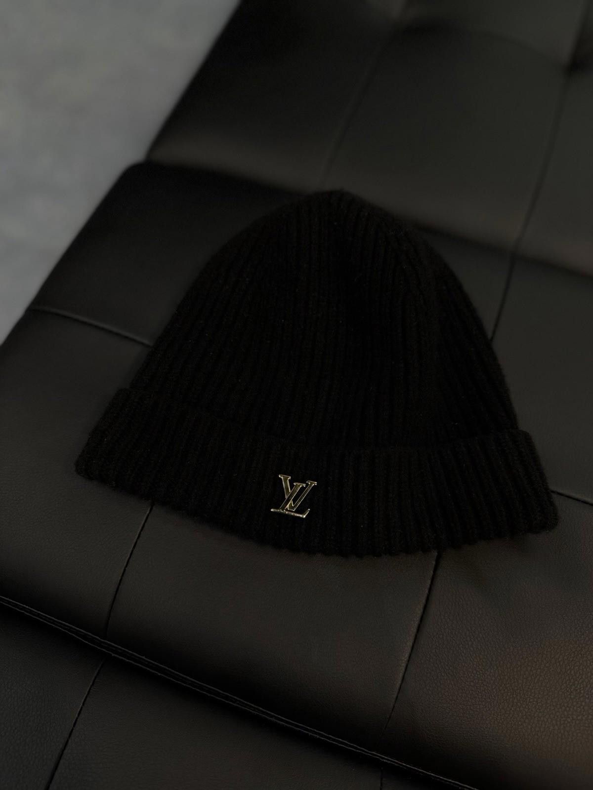Louis Vuitton Louis Vuitton Black Men's Solid Knit Beanie Hat Gold LV $595 Size ONE SIZE - 2 Thumbnail