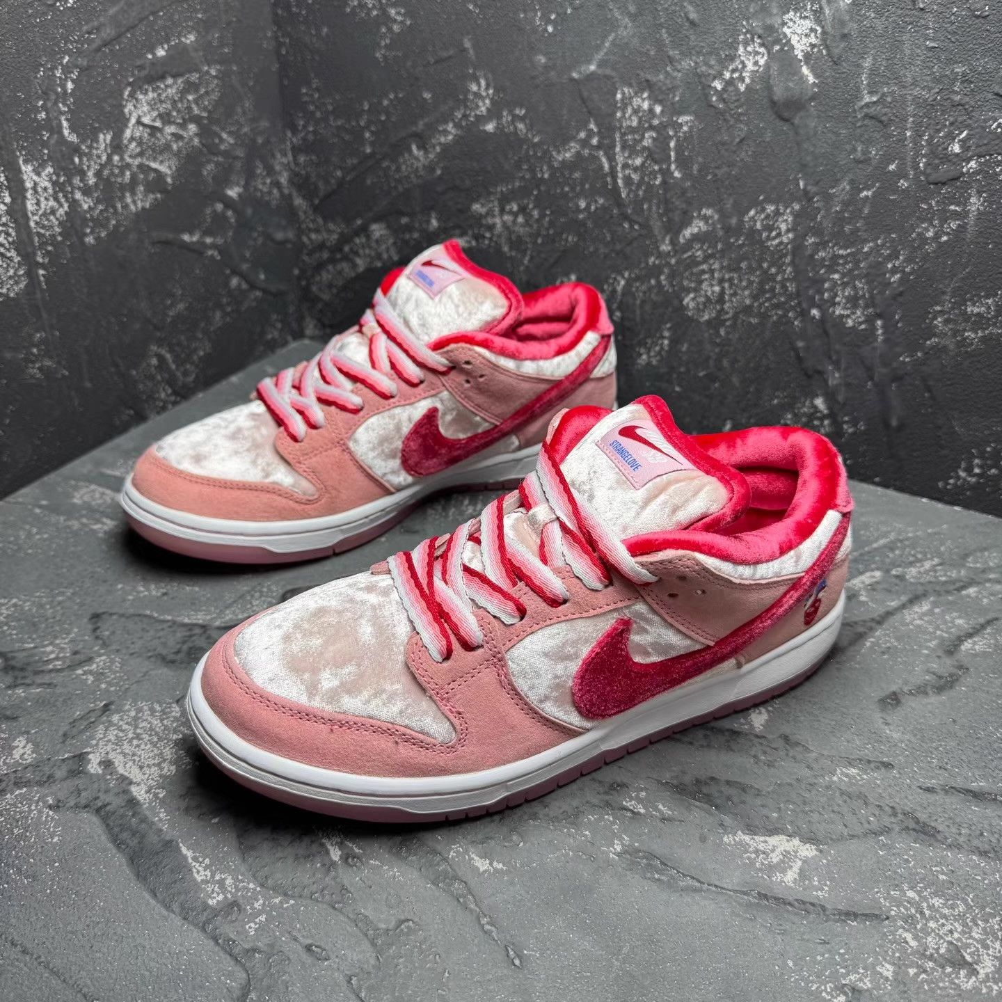 Nike Nike Dunk SB Valentine's Day White Pink Q10 Size US 7 / EU 40 - 1 Thumbnail