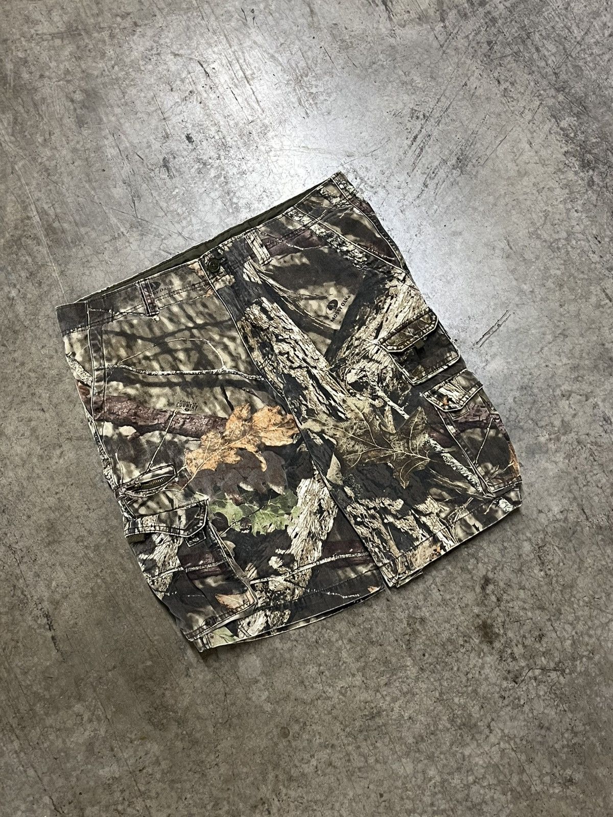 Realtree × Vintage Realtree camo cargo shorts jorts skater streetwear hype rare Size US 36 / EU 52 - 2 Thumbnail