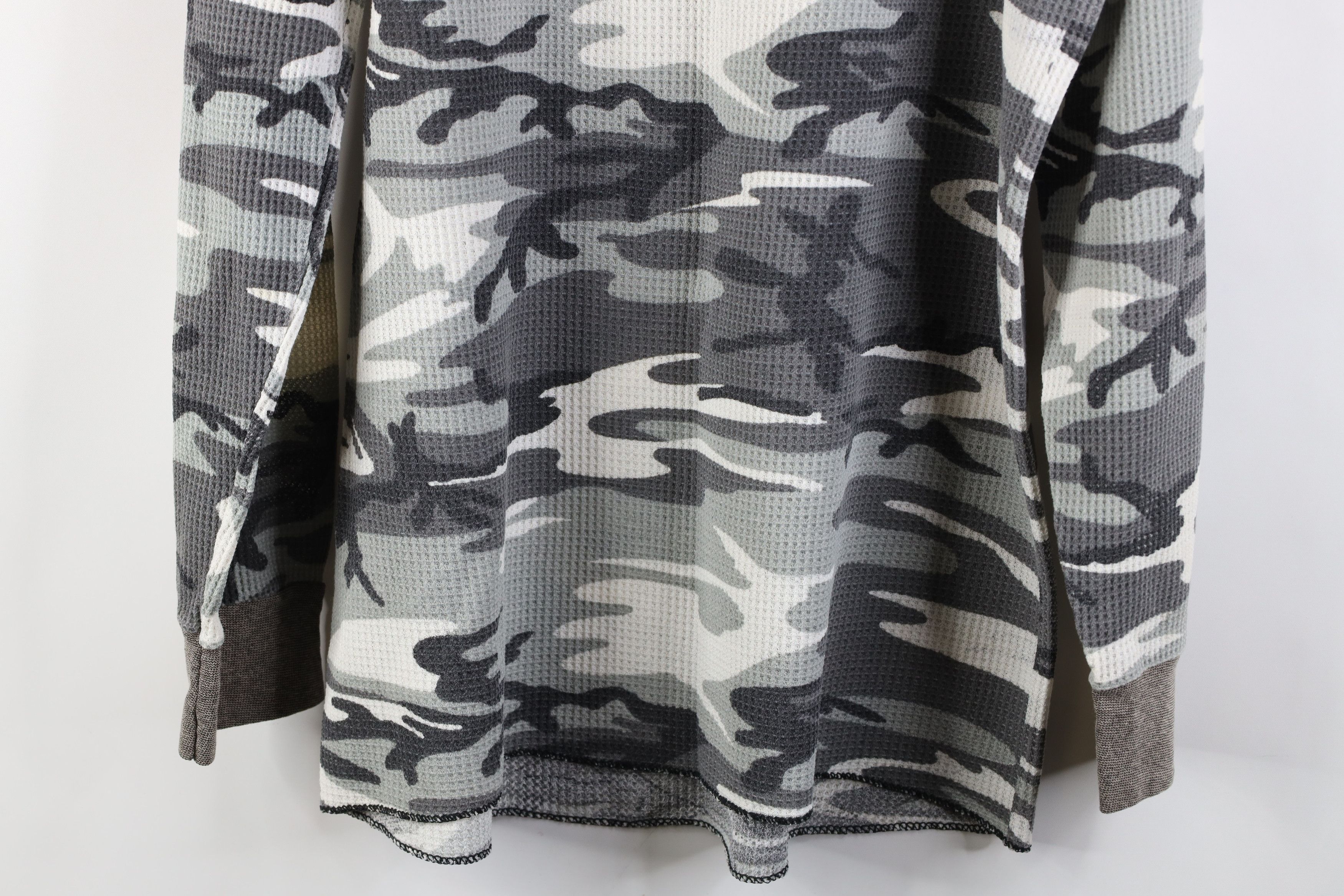 Vintage Vintage 90s Streetwear Knit Camouflage Long Sleeve T-Shirt Size US L / EU 52-54 / 3 - 11 Thumbnail