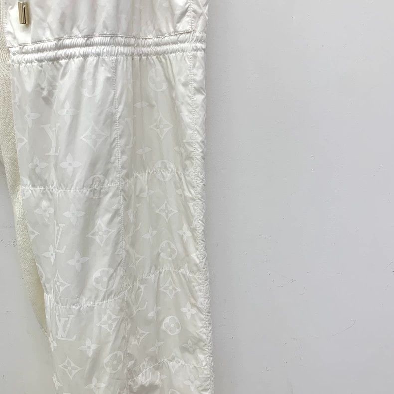 Louis Vuitton Louis Vuitton size xs White logo presbyopic printed sheep w Size US 28 / EU 44 - 4 Thumbnail