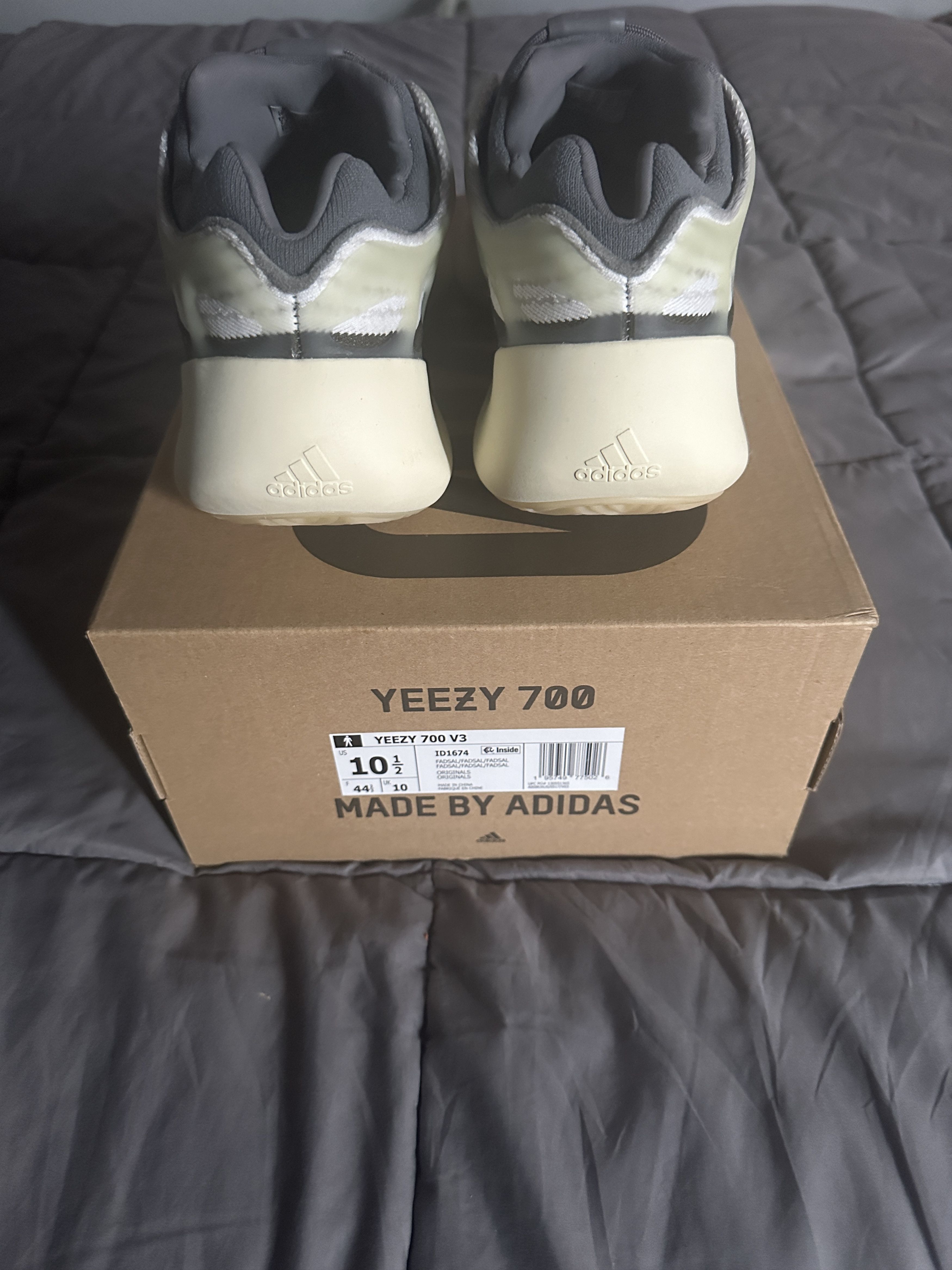 Adidas Yeezy 700 v3 Fade Salt 10.5 Size US 10.5 / EU 43-44 - 3 Thumbnail