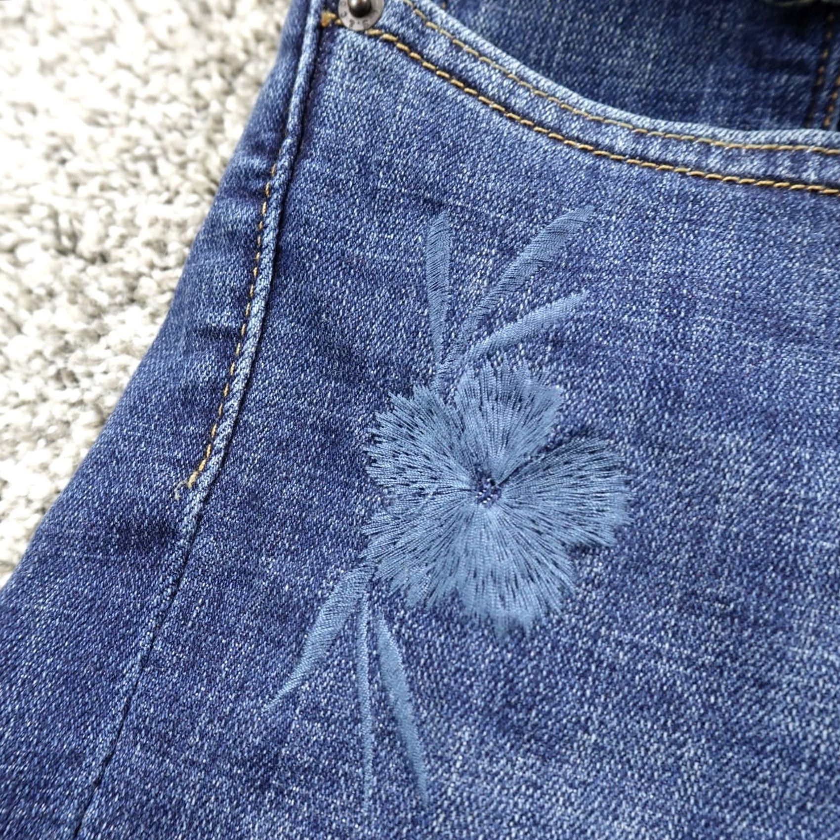 Levi's Levi's Shorts Womens 30 Dark Blue Denim Floral Cut-Off Stretch Jorts Preppy Casual Size 30" / US 8 / IT 44 - 3 Thumbnail