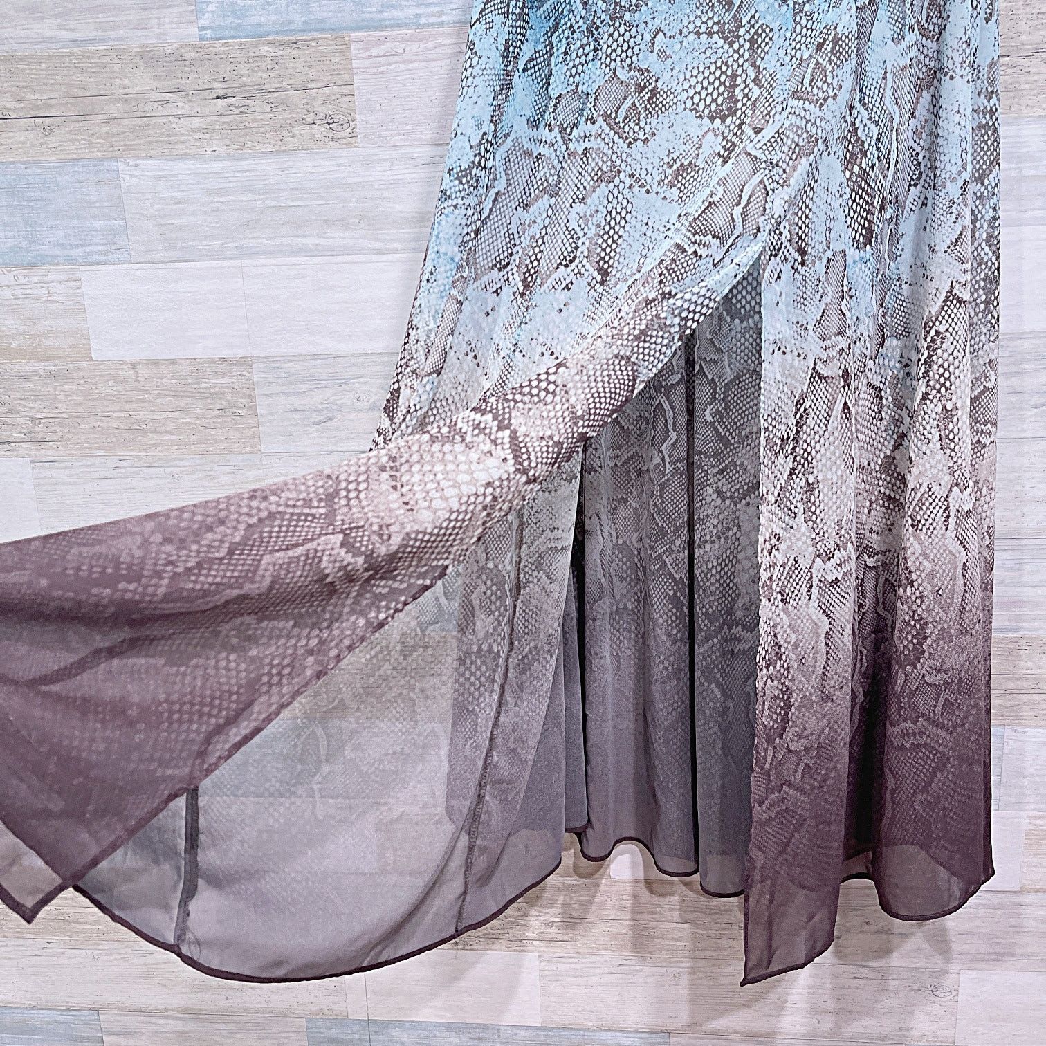 White House Black Market White House Black Market Chiffon Snakeskin Maxi Skirt 00 Size 24" / US 00 / IT 34 - 4 Thumbnail