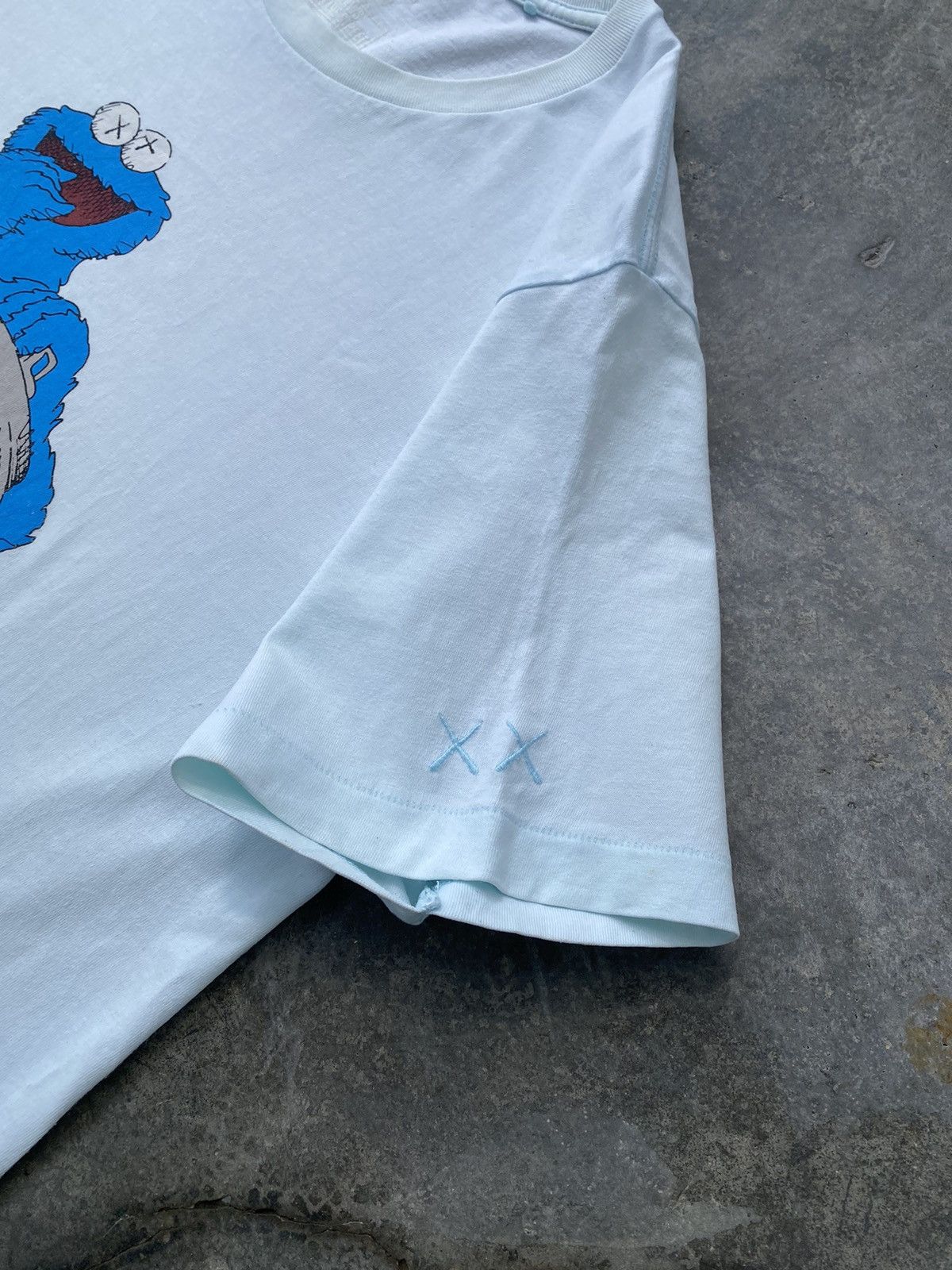 Kaws Uniqlo Kaws Distressed Tees Size US XL / EU 56 / 4 - 7 Thumbnail