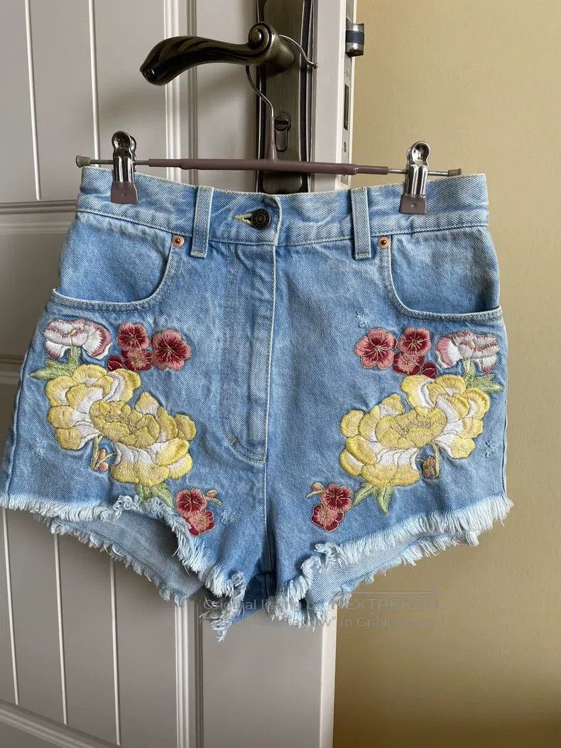 Gucci Gucci Embroidered floral denim shorts Size 26" / US 2 / IT 38 - 1 Thumbnail