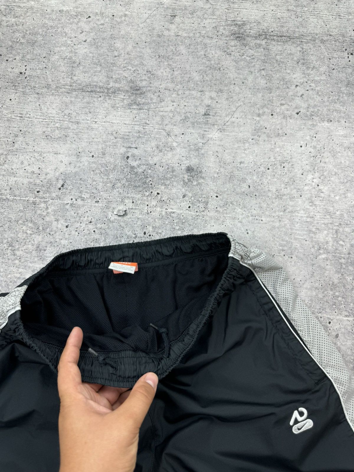 Nike Vintage Nike Swoosh Logo Nylon Drill Track Pants Joggers S Size US 30 / EU 46 - 14 Thumbnail