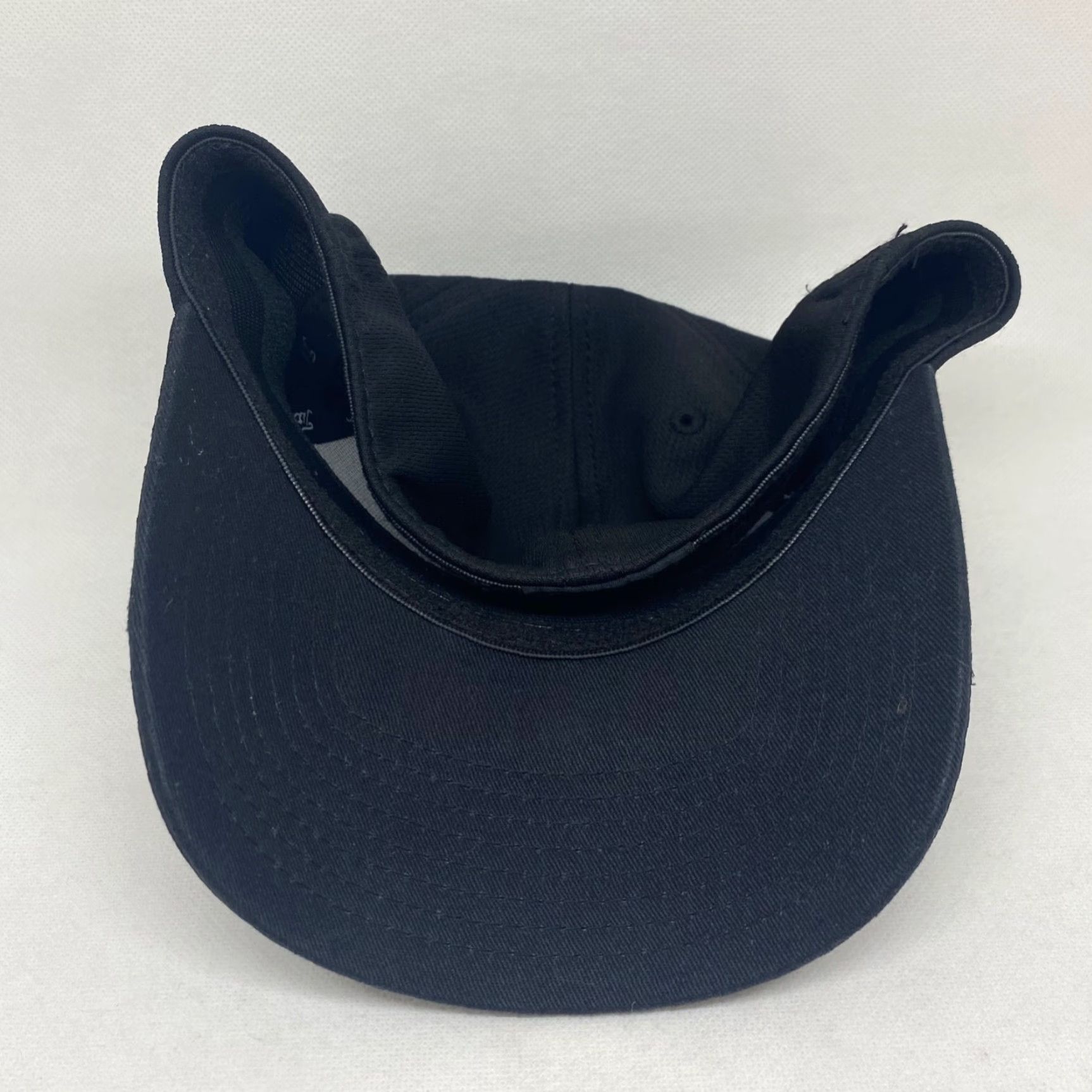 Titleist Titleist Golf Hat Fitted Medium/Large Black White Script *Course Logo* Stretch Unisex Adults M Black Golf Hat Size ONE SIZE - 5 Thumbnail