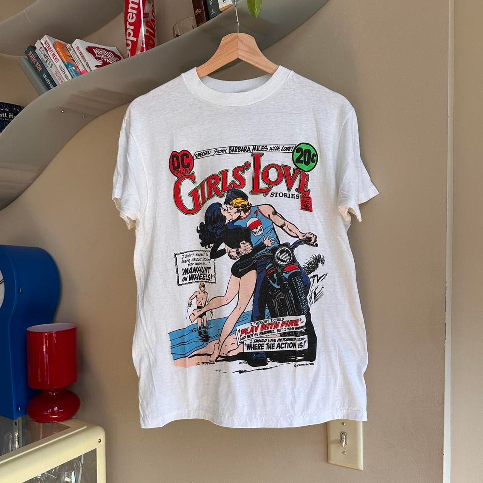 DC Comics × Hanes × Vintage Vintage 1982 DC Girls Love Stories Shirt Size US L / EU 52-54 / 3 - 1 Thumbnail