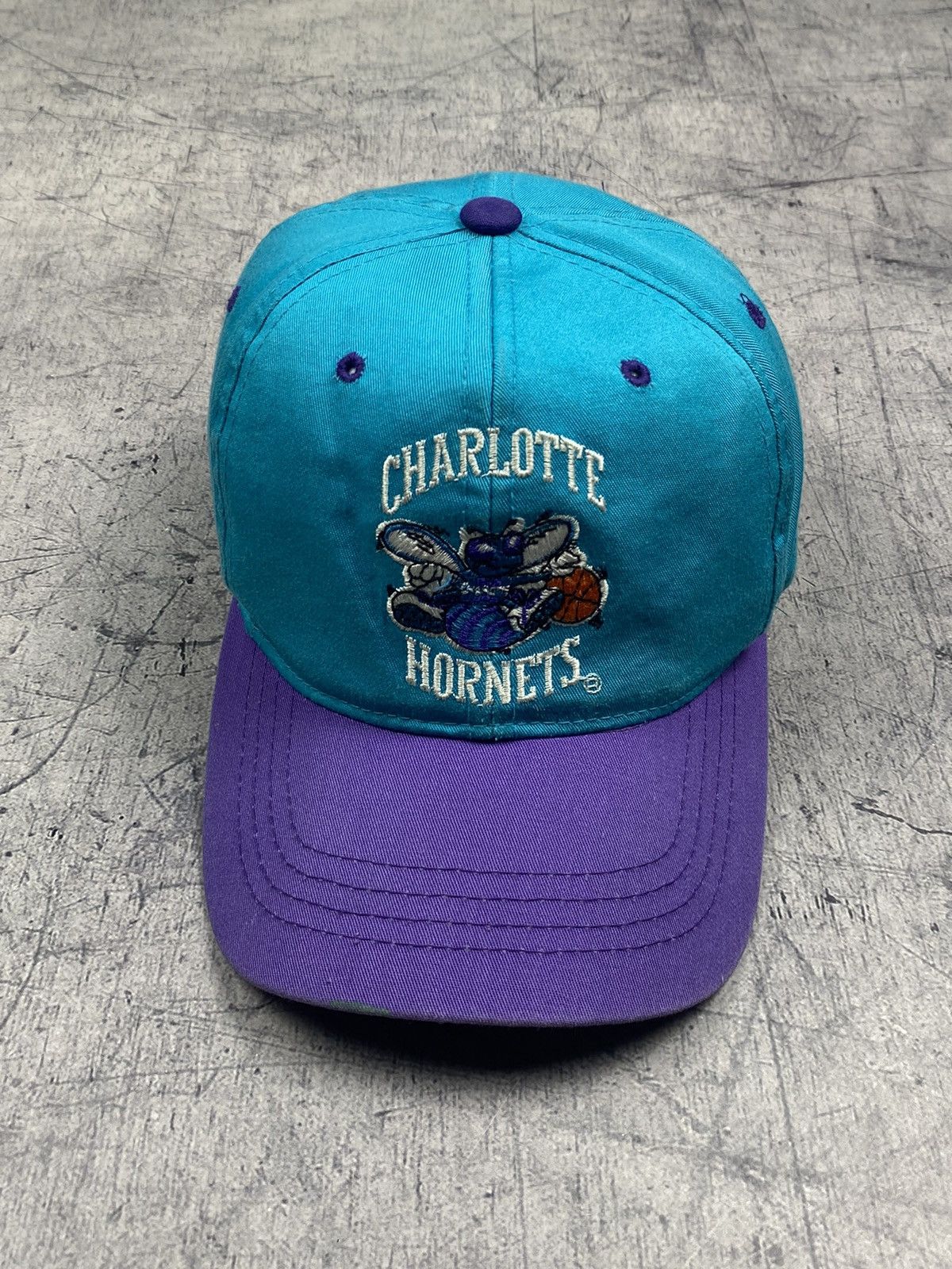 NBA × New Era × Vintage Vintage Charlotte Hornets New Era 90s Two Tone SnapBack Hat Size ONE SIZE - 3 Thumbnail